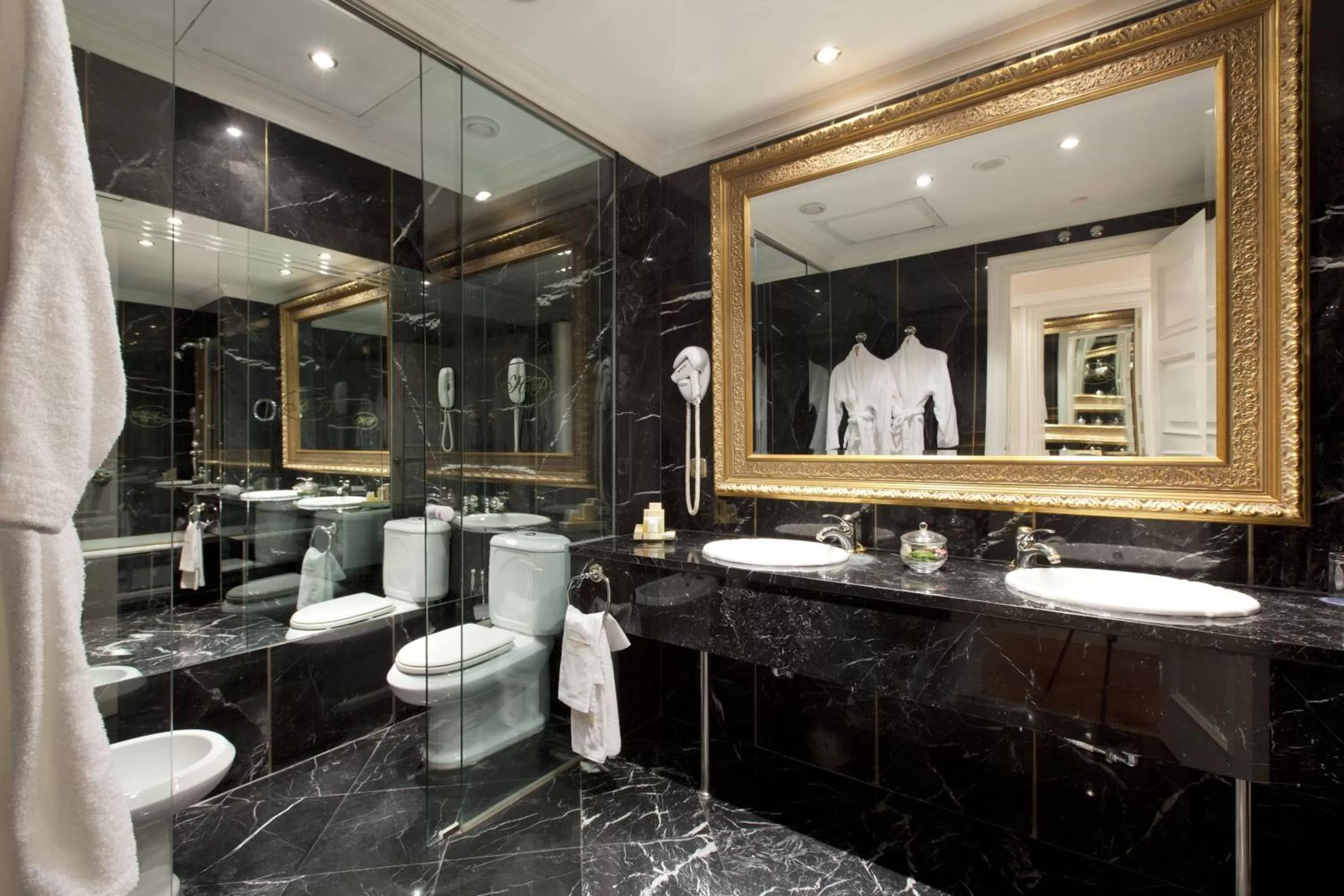 Bathroom in Hotel Alameda Palace