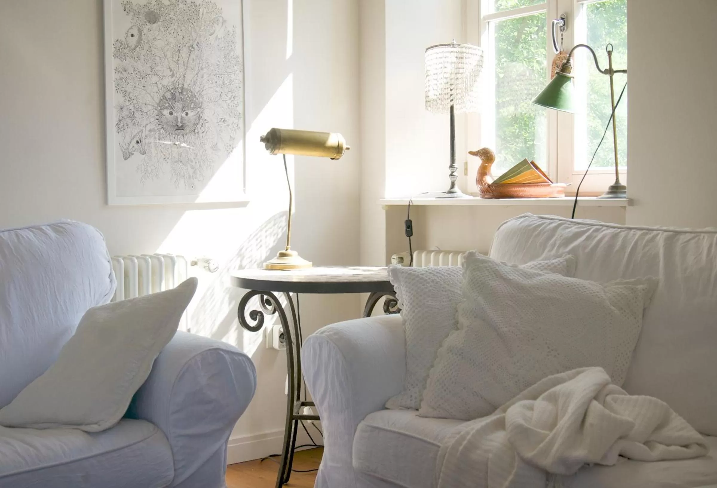 Communal lounge/ TV room, Seating Area in Embassy Row BnB