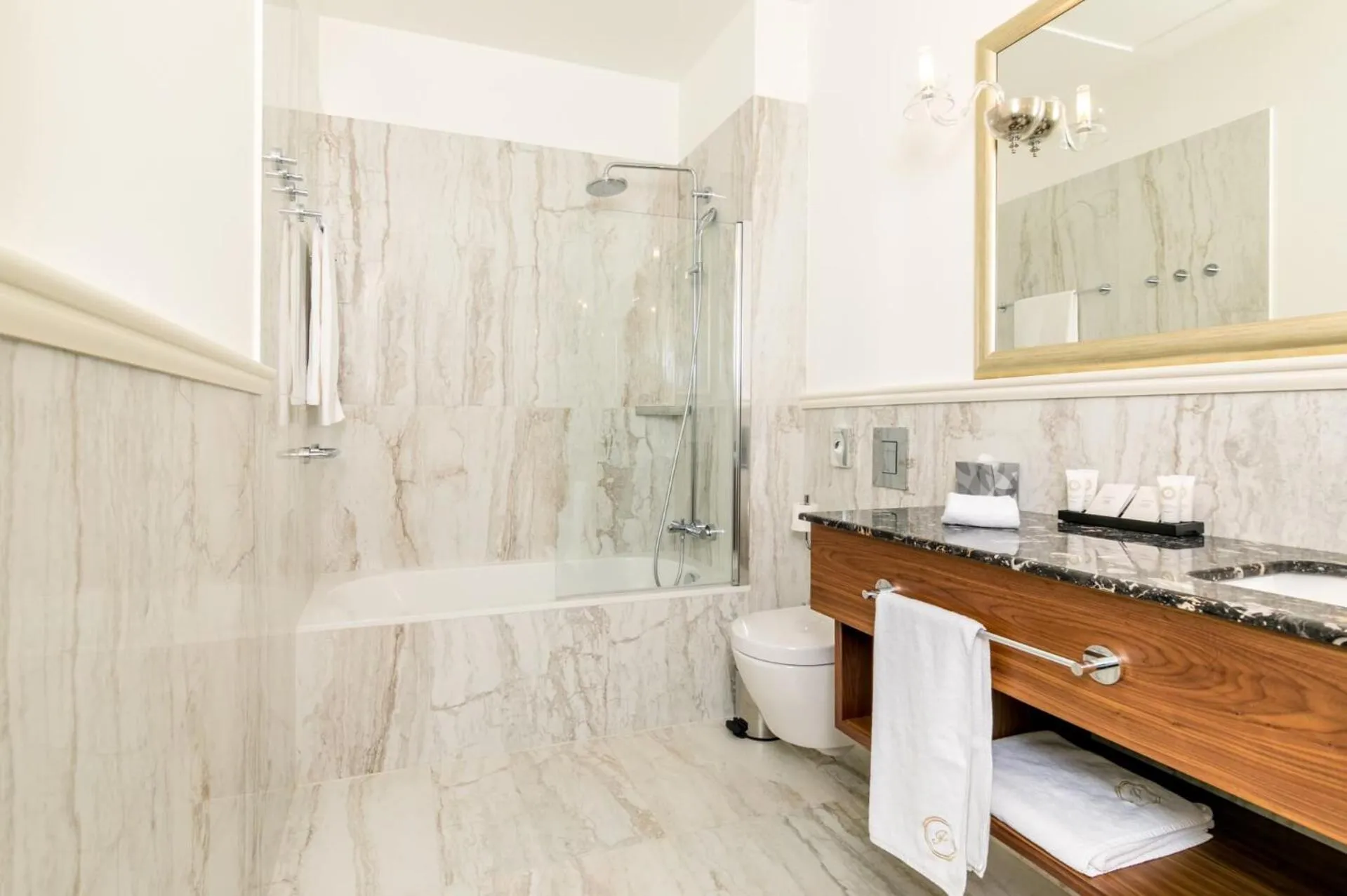 Bathroom in Hotel Le Premier