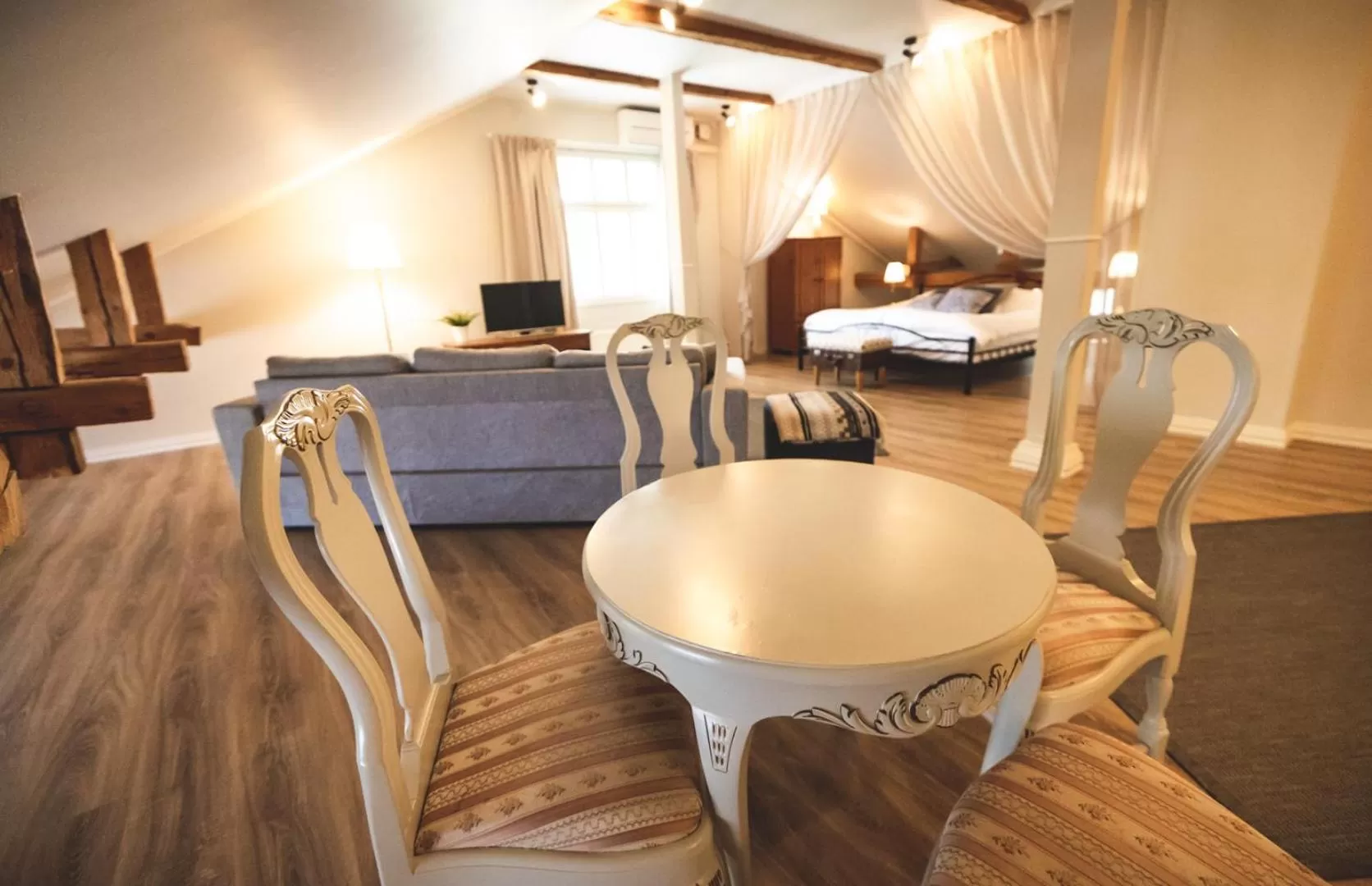 Bed in Cafe-Restaurant & Hotel Saima