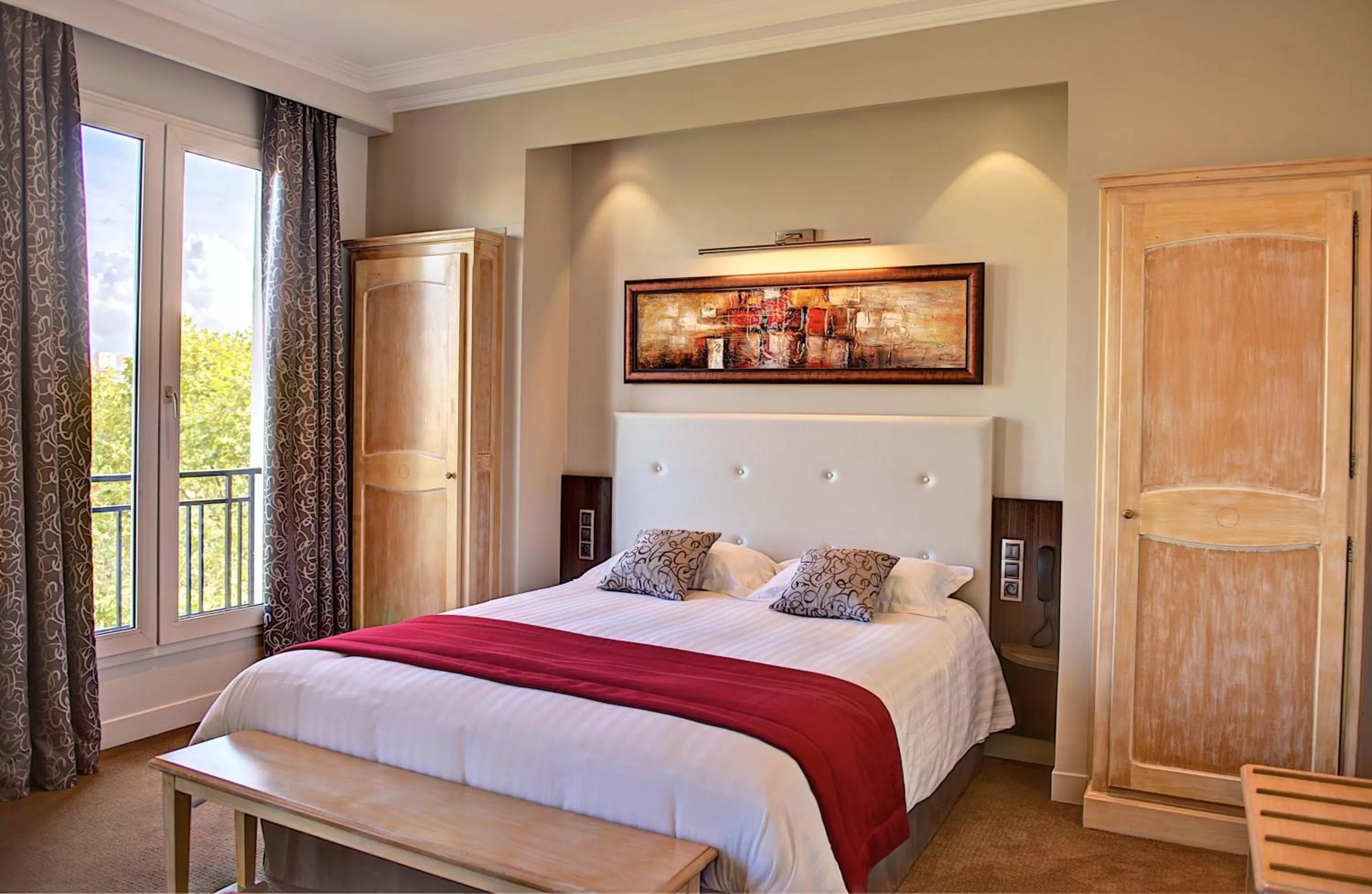 Bed in Hôtel Du Midi Paris Montparnasse