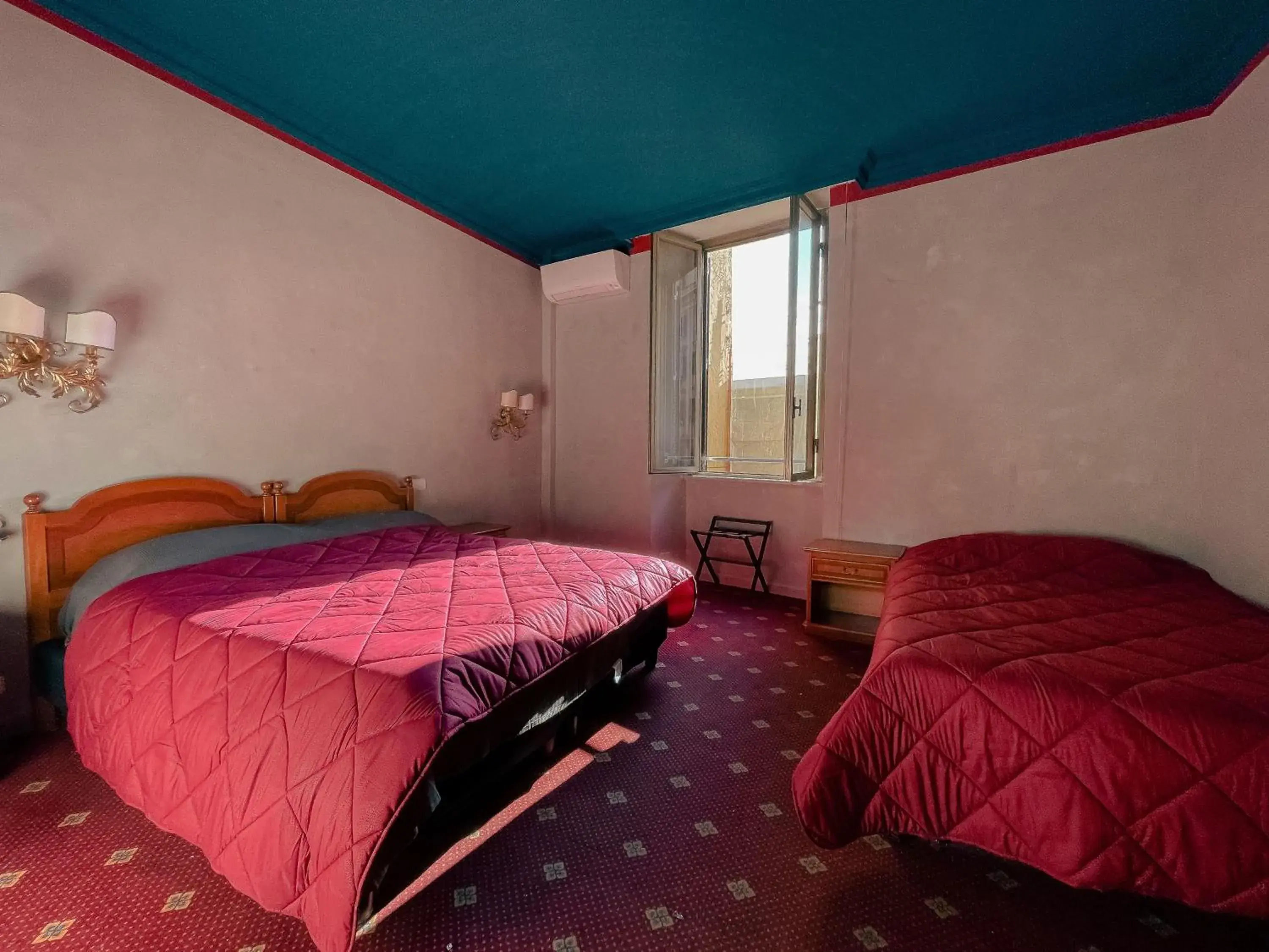 Triple Room with Private Bathroom in Ostello Bello Roma Colosseo Triple Room with Private Bathroom in Ostello Bello Roma Colosseo