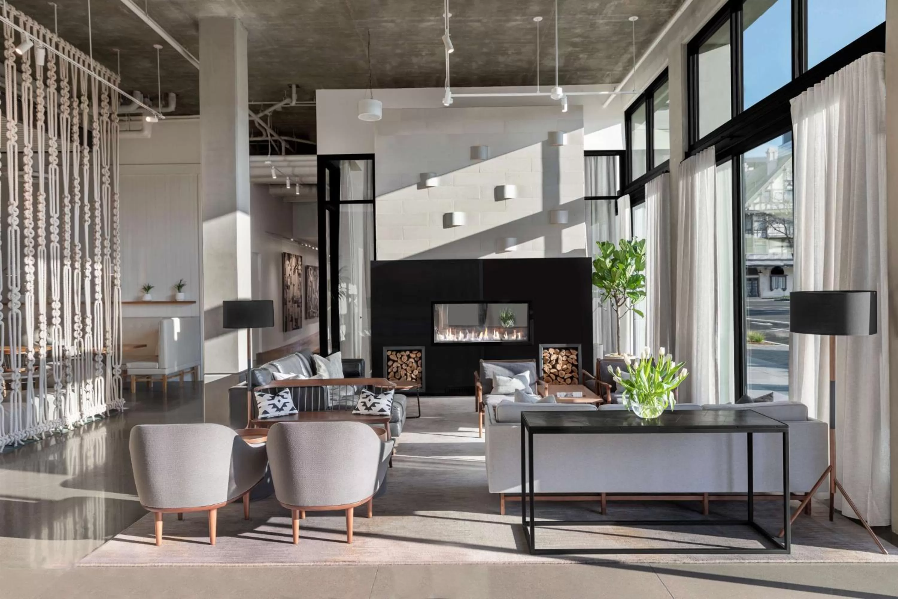 Lobby or reception in Tapestry By Hilton The Fort Sutter Hotel Sacramento, Ca