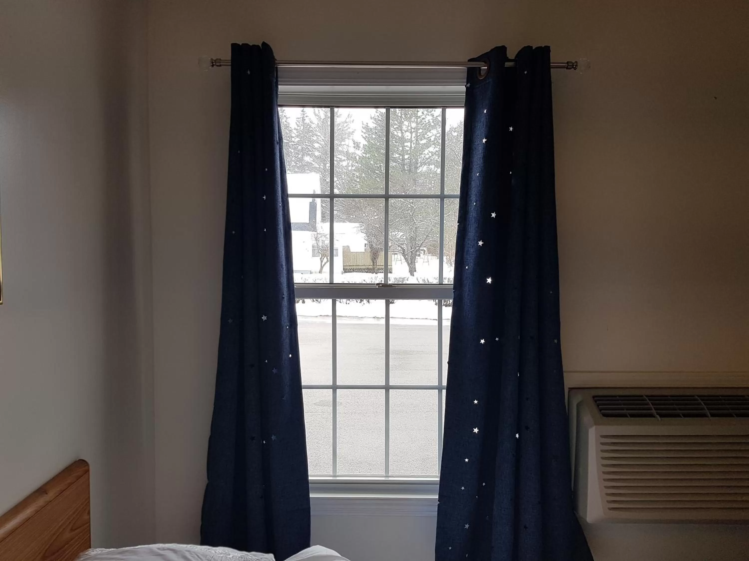 Bed in Covered Bridge Inn & Suites