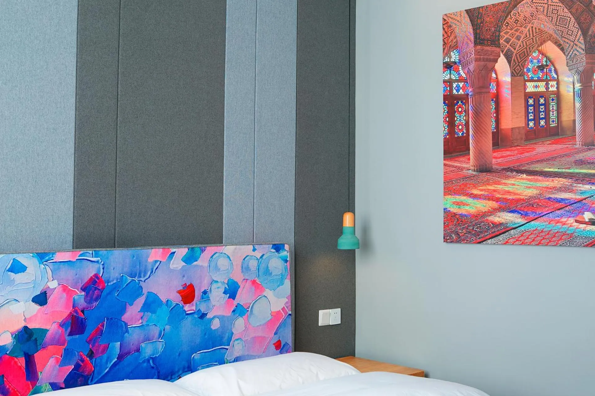 Photo of the whole room, Bed in The Cloudland International Youth Hostel Close to the city center,15 min walks to the subway, Close to the night market, old street, green lake, English-speaking service, free Activity convenient payment and visa cards are accepted