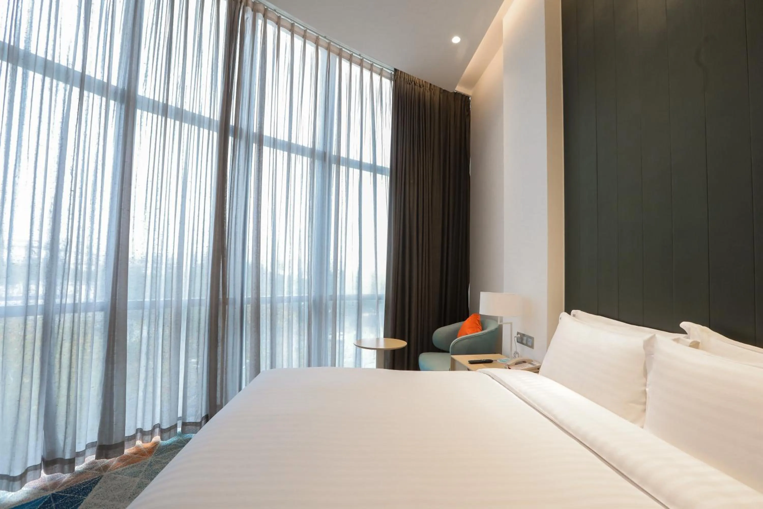 Photo of the whole room, Bed in Holiday Inn Express Shanghai Songjiang Fangta by IHG
