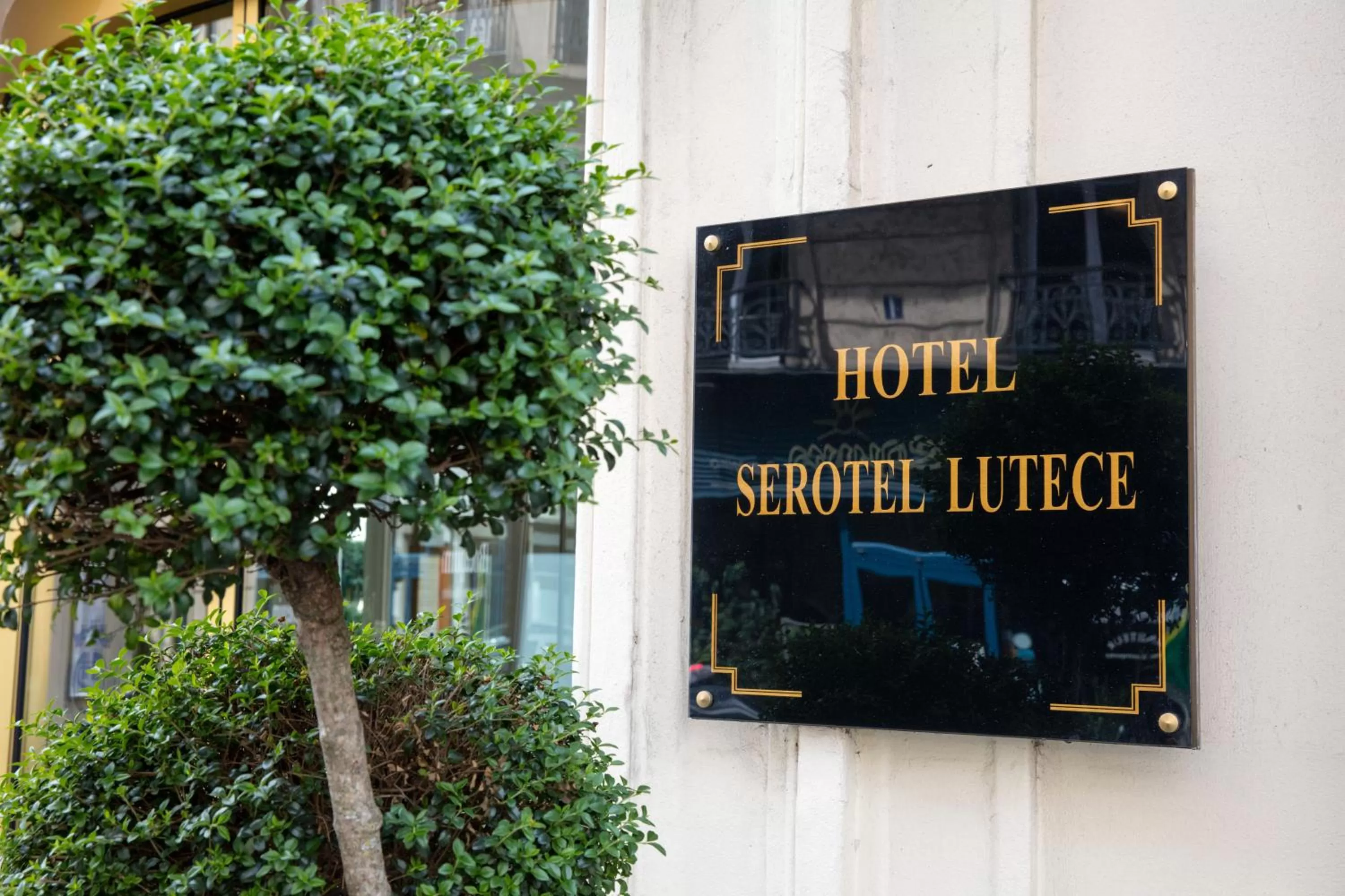 Property logo or sign in Hôtel Serotel Lutèce