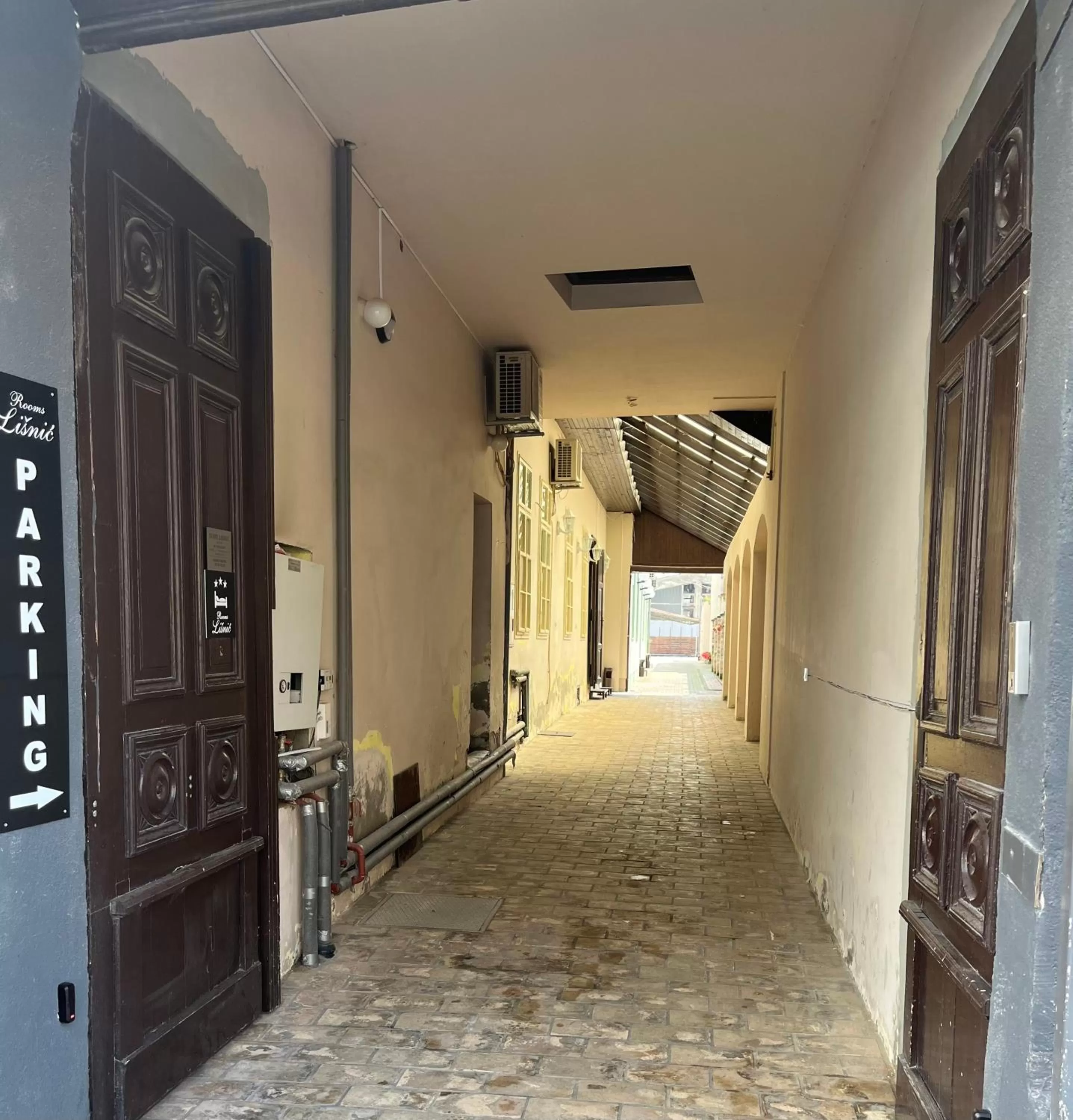 Parking in Rooms Lišnić