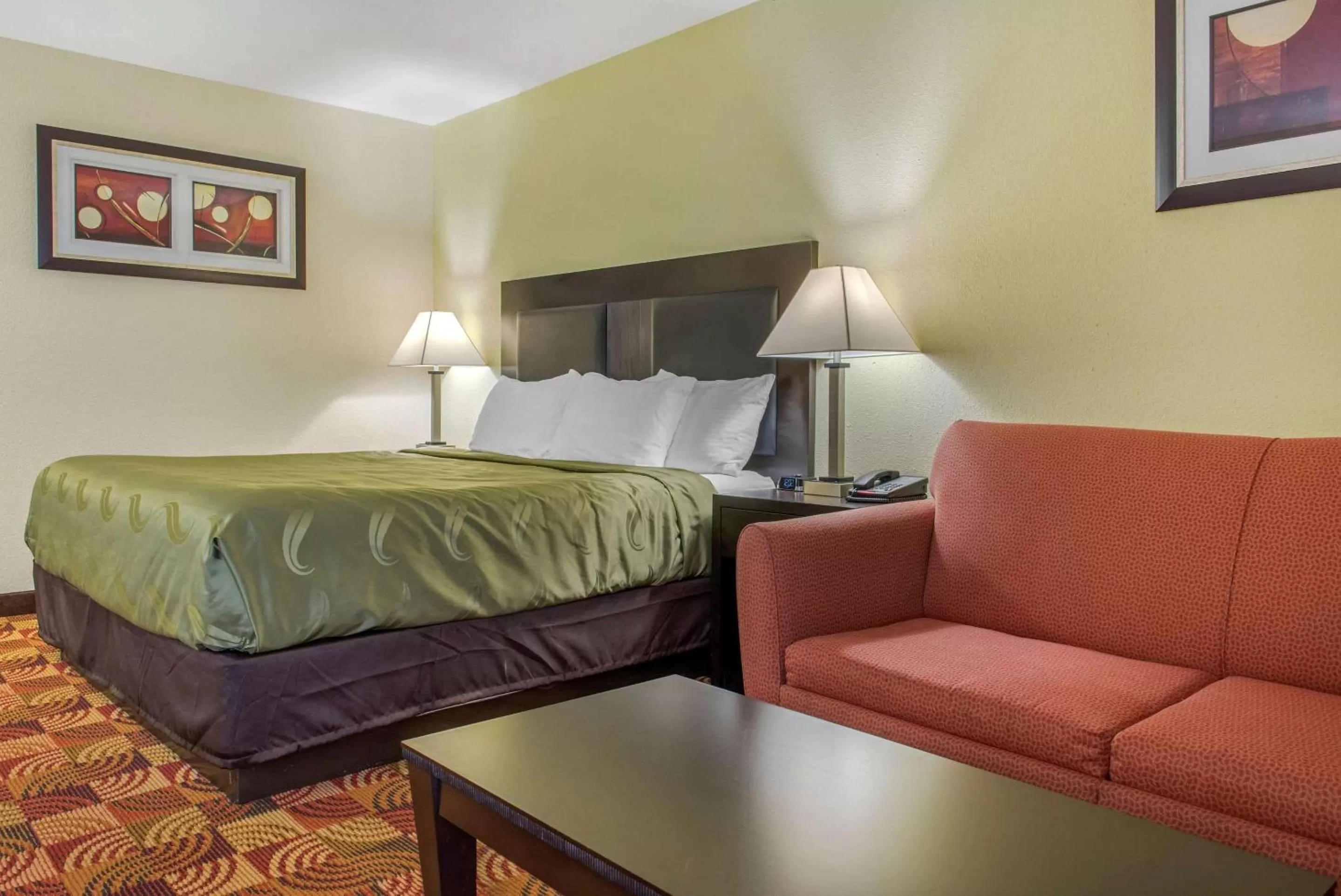 Photo of the whole room, Bed in Quality Inn Bloomington Near University