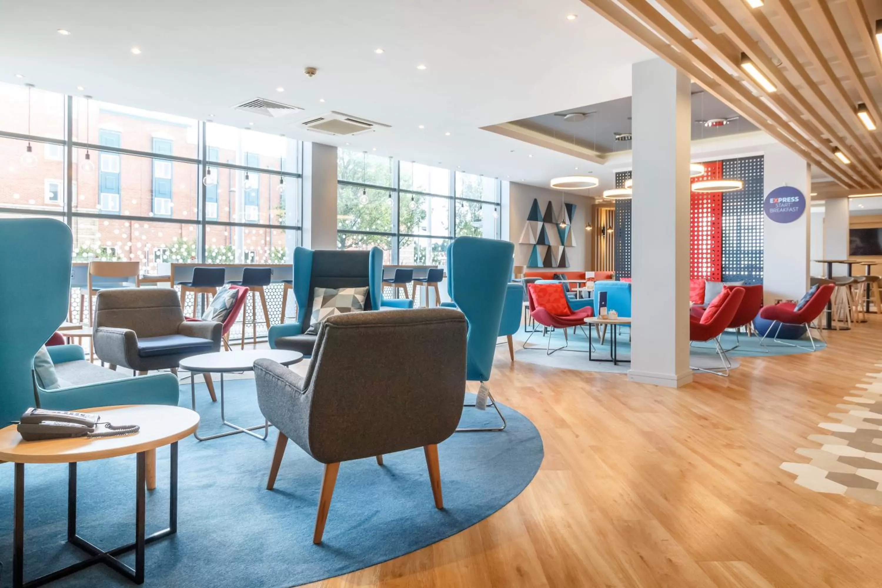 Restaurant/places to eat in Holiday Inn Express Walsall M6, J10 by IHG