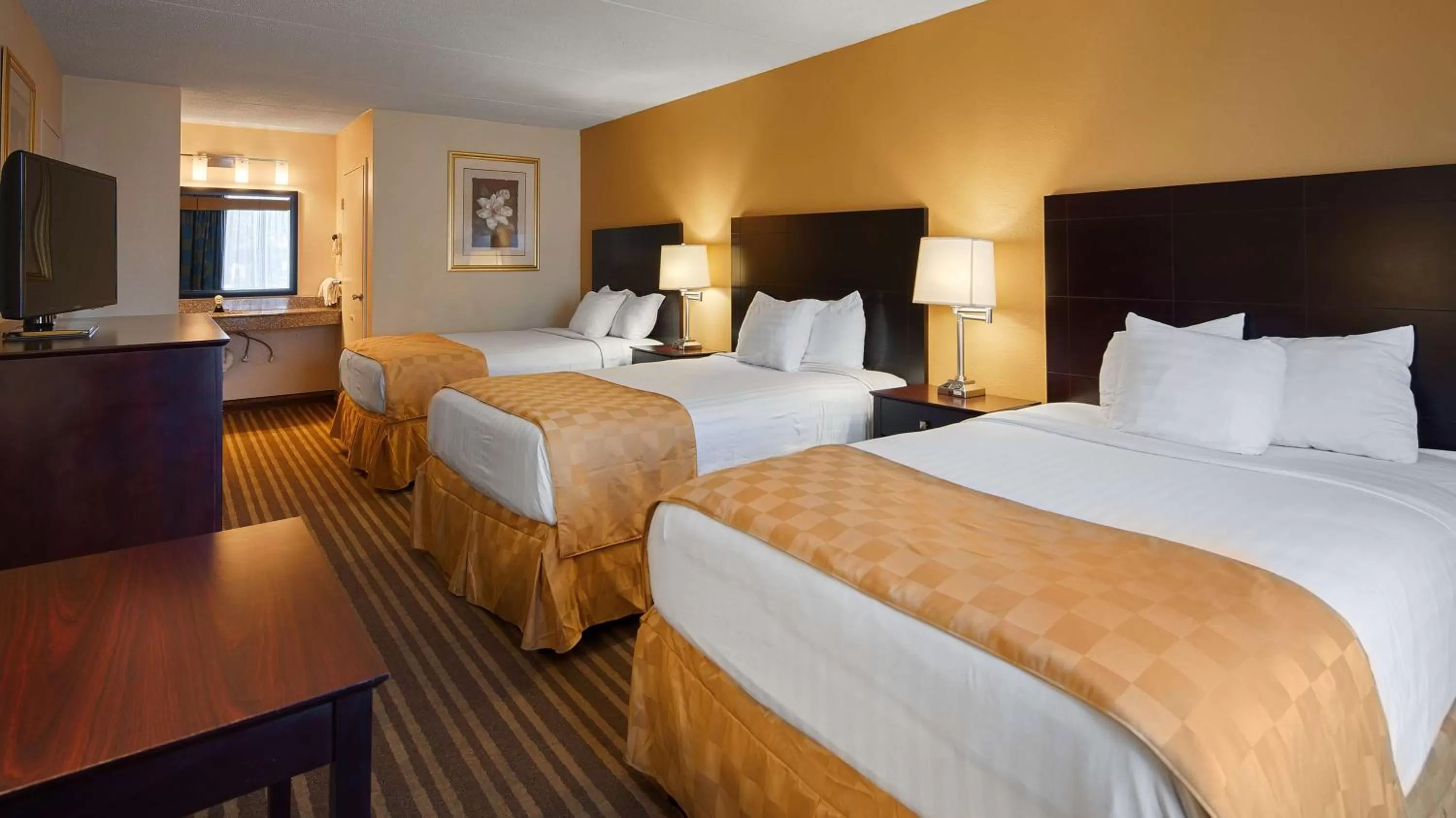 Photo of the whole room, Bed in Chattanooga Heritage Inn