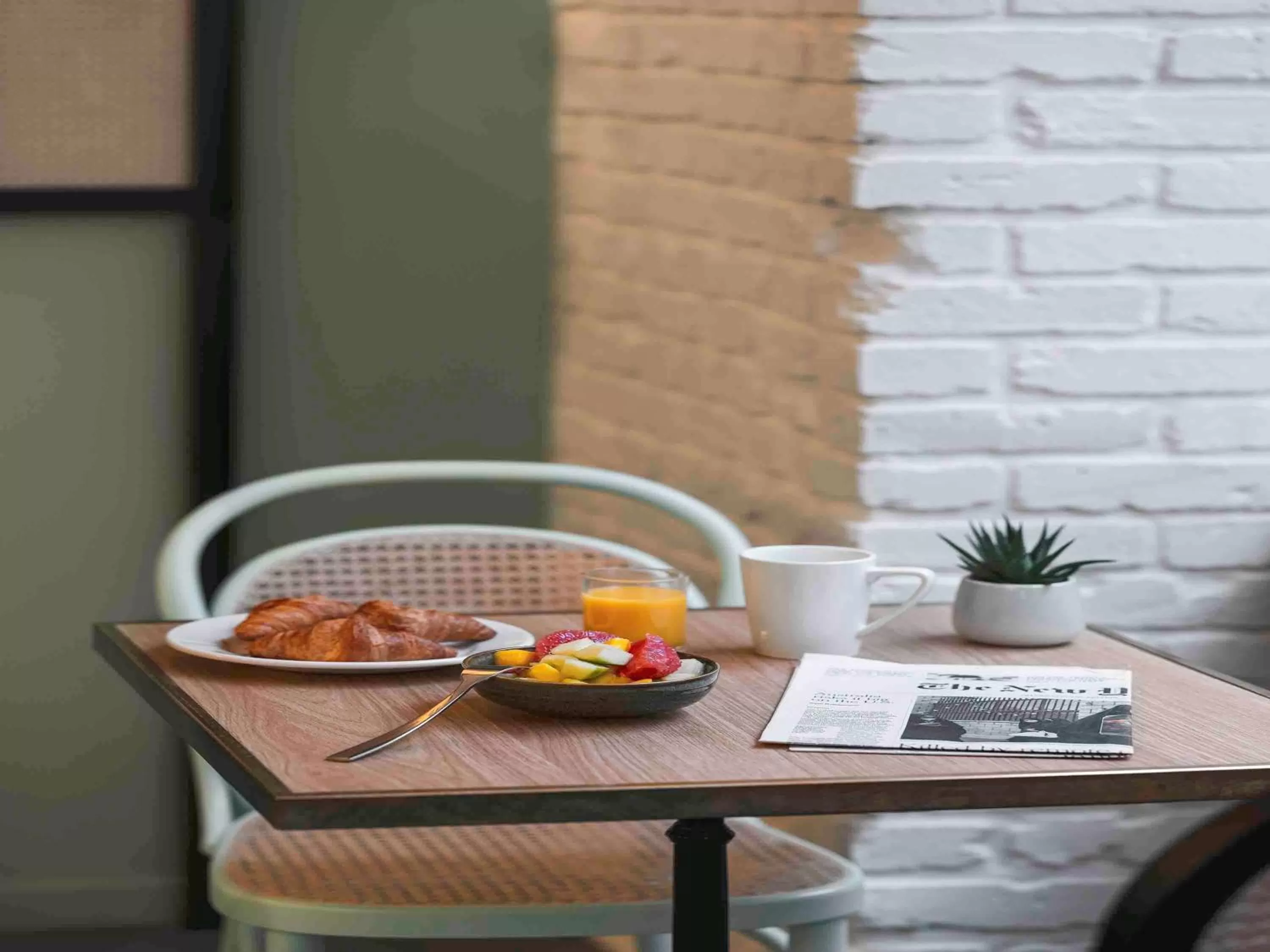 Restaurant/places to eat in ibis Styles Paris Montmartre Nord