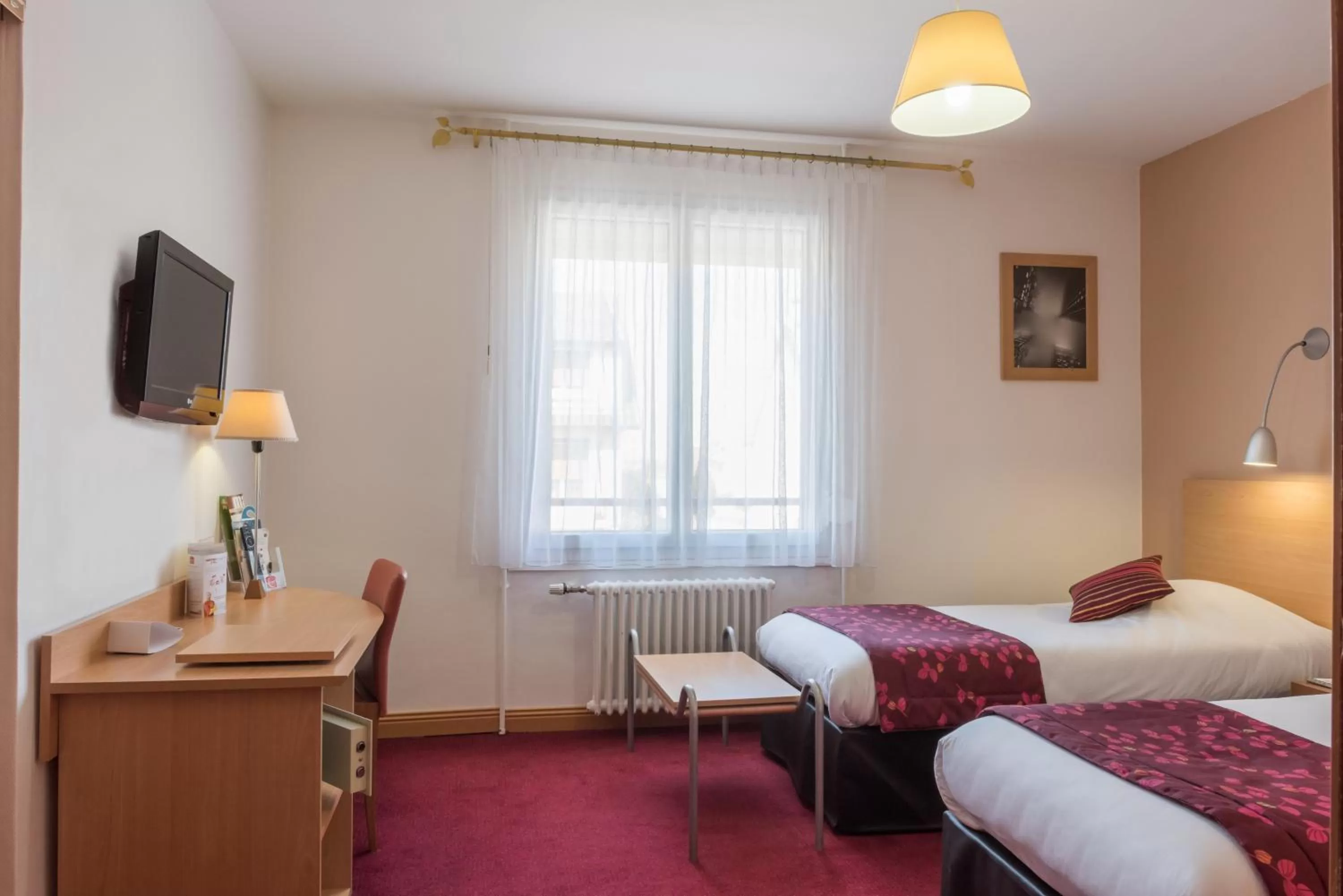 Photo of the whole room, Bed in Hotel Bristol