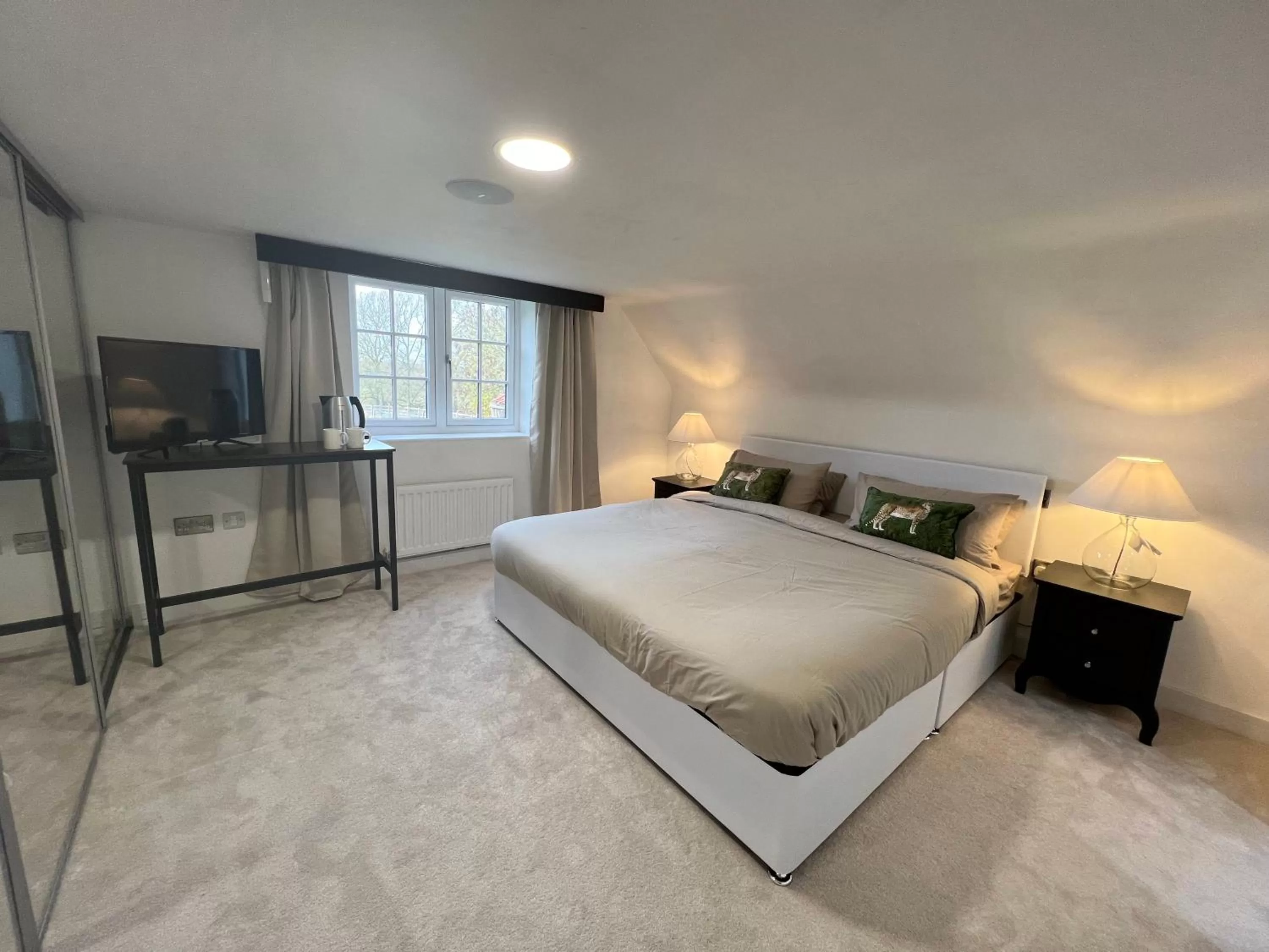 Queen Room with Garden View in Tumbleweed Cottage