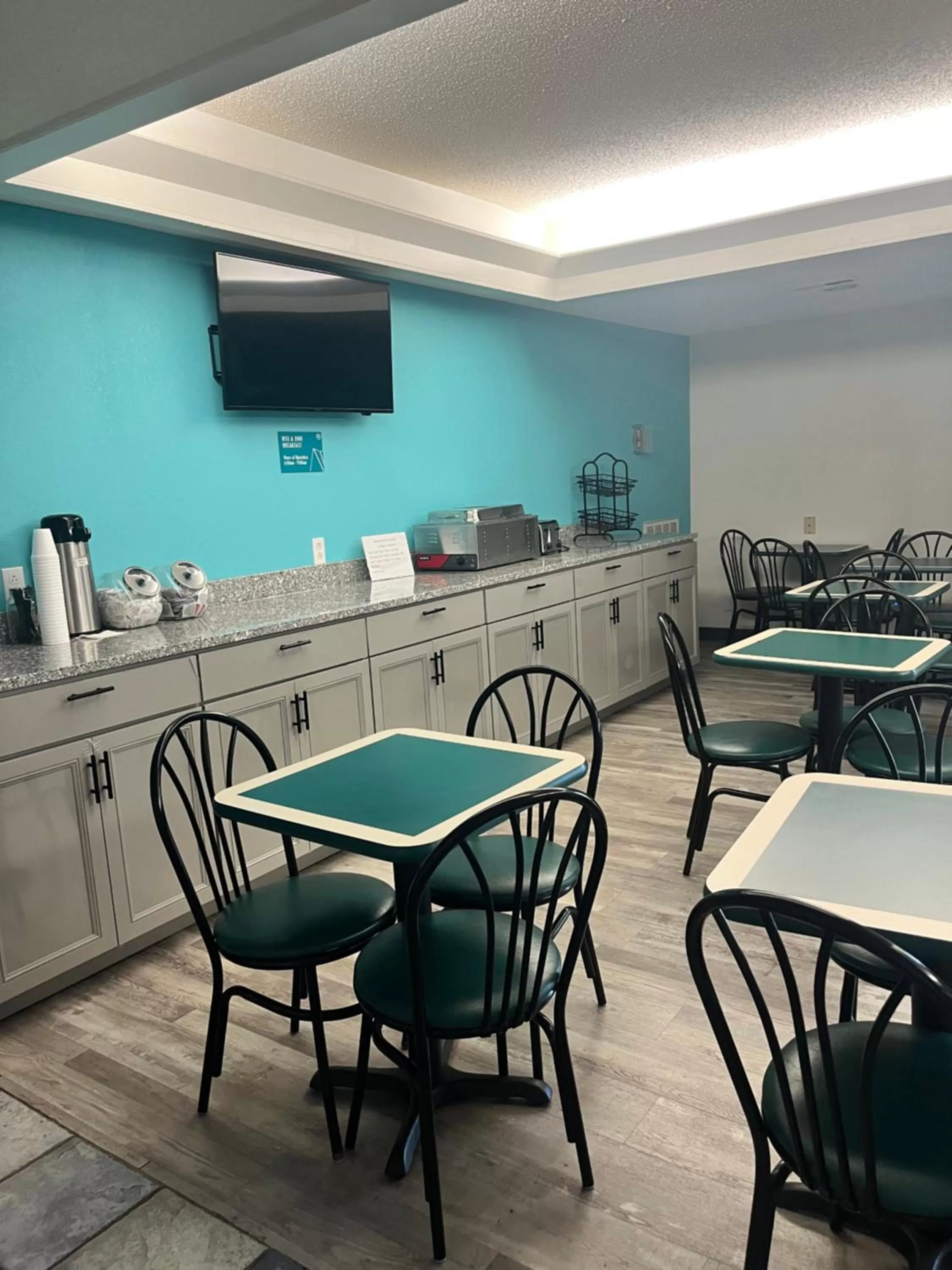 Dining area in Howard Johnson by Wyndham Clarksville Tennessee