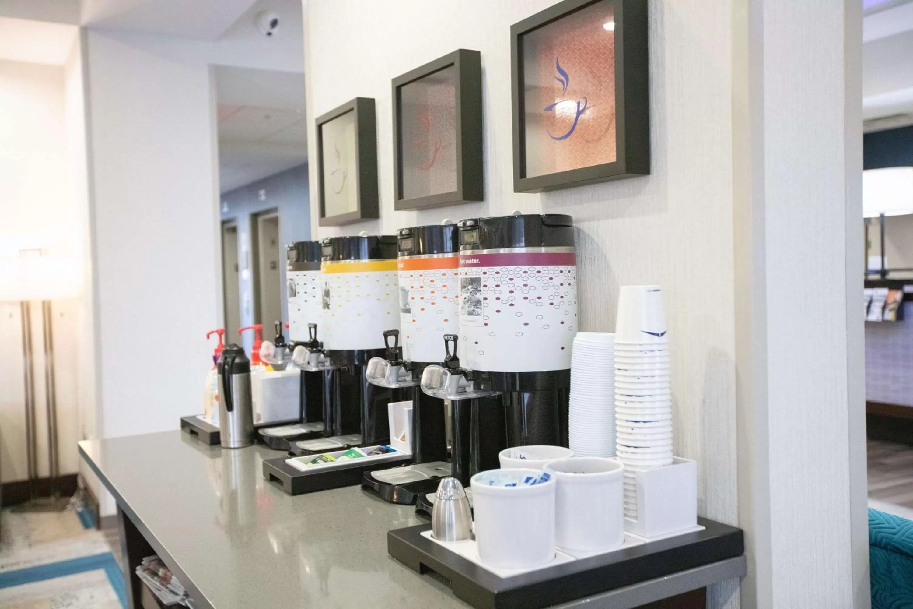 Dining area in Hampton Inn Toledo Oregon