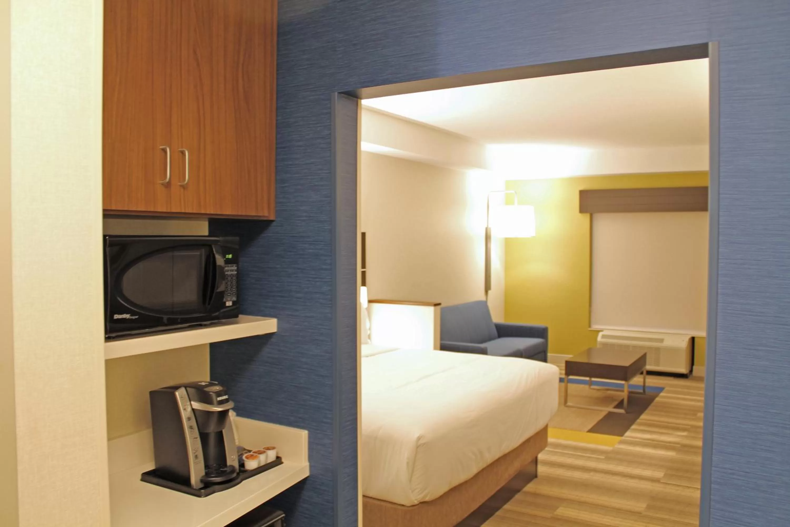 Photo of the whole room, Bed in Holiday Inn Express & Suites - St. Louis South - I-55 by IHG