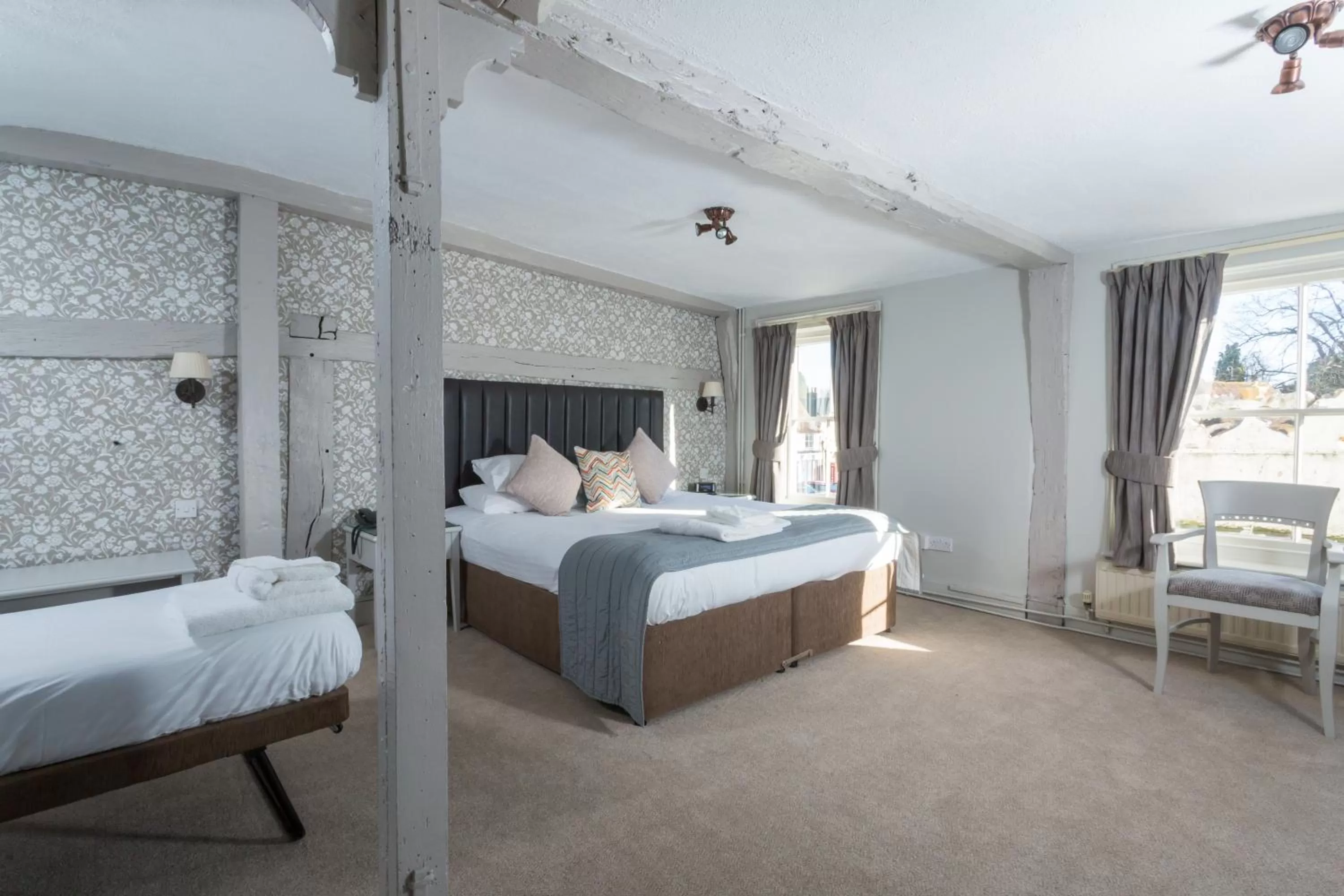 Bedroom, Bed in The Dog & Bear Hotel