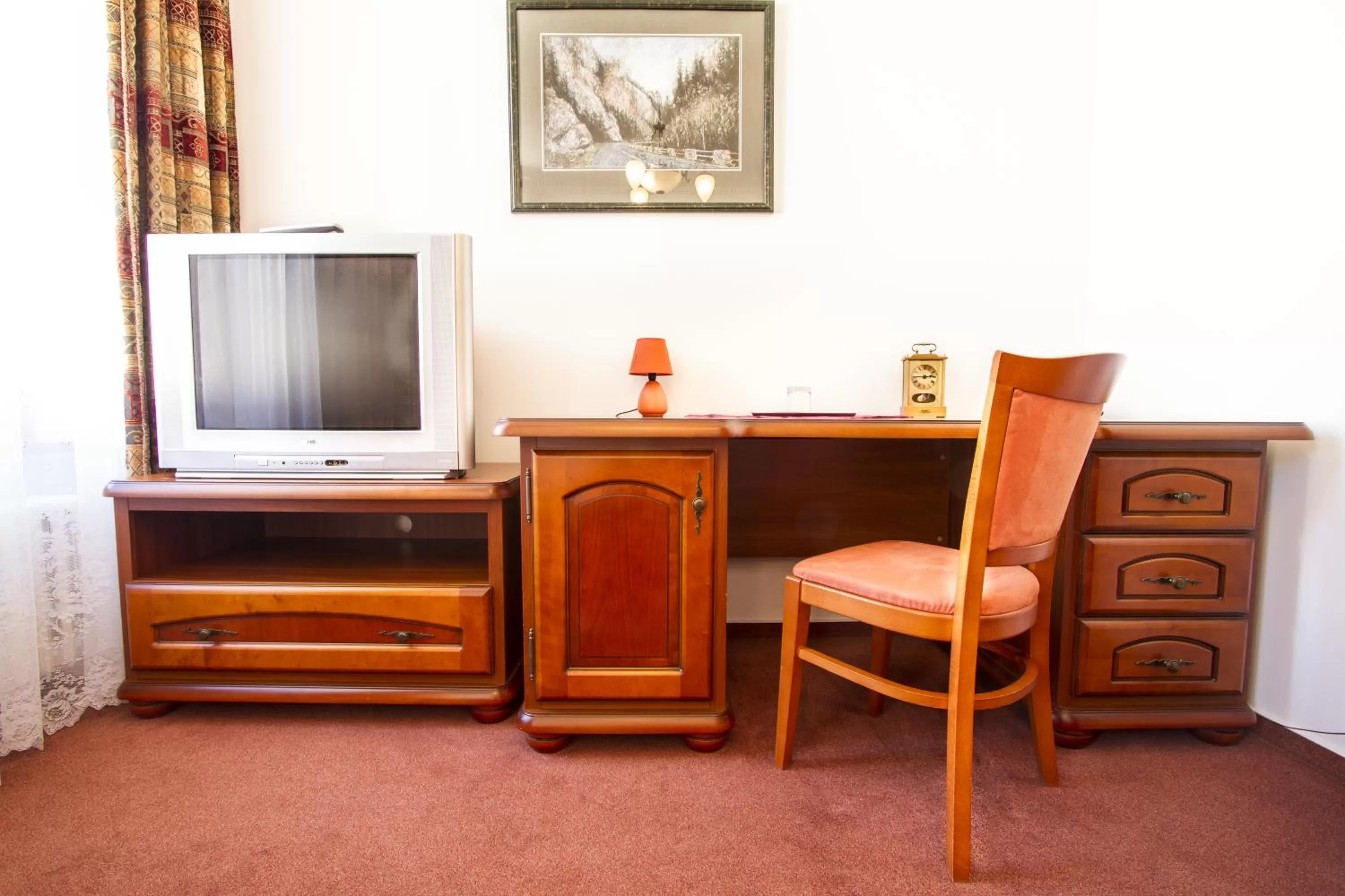 TV and multimedia, TV/Entertainment Center in Hotel Grand