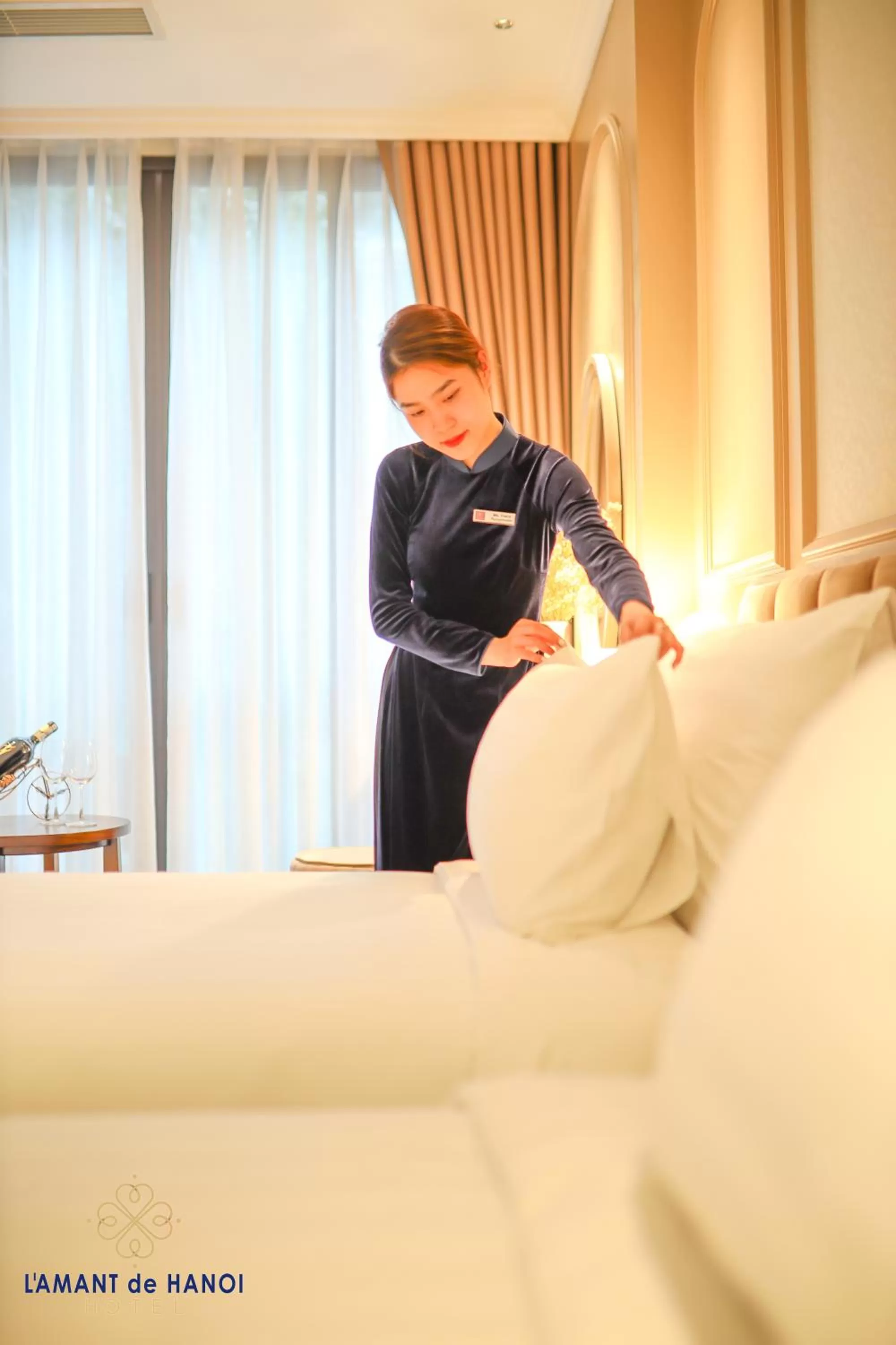 Staff, Bed in L'amant de Hanoi Hotel - khách sạn Lamant de Hà Nội