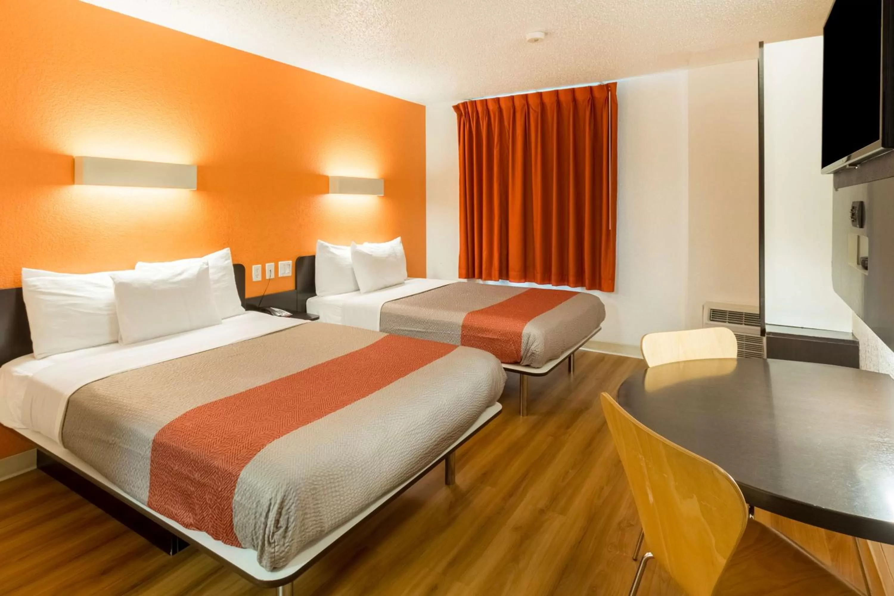 Photo of the whole room, Bed in Motel 6-Irving, TX - DFW Airport North