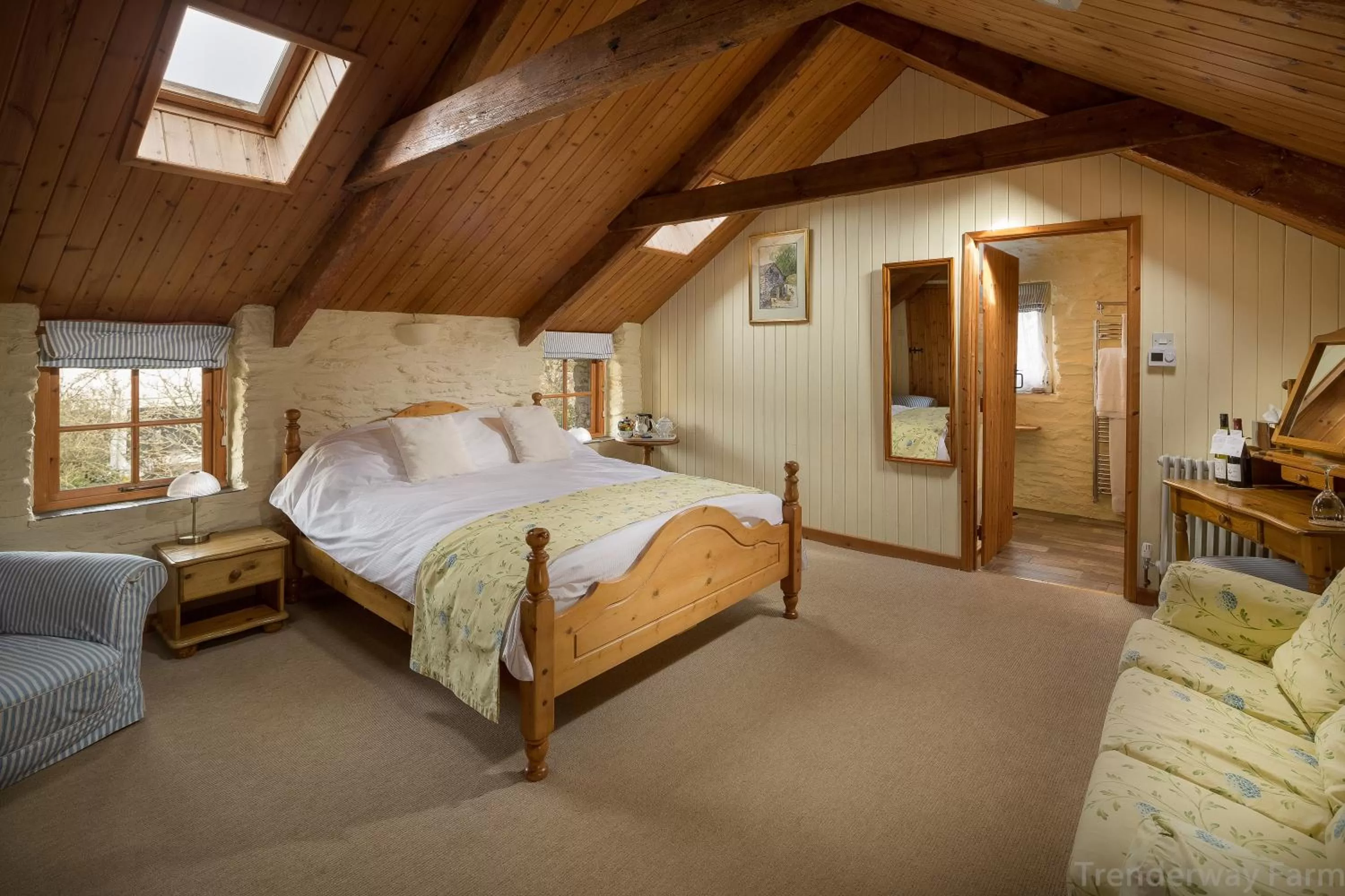 Photo of the whole room, Bed in Trenderway Farm