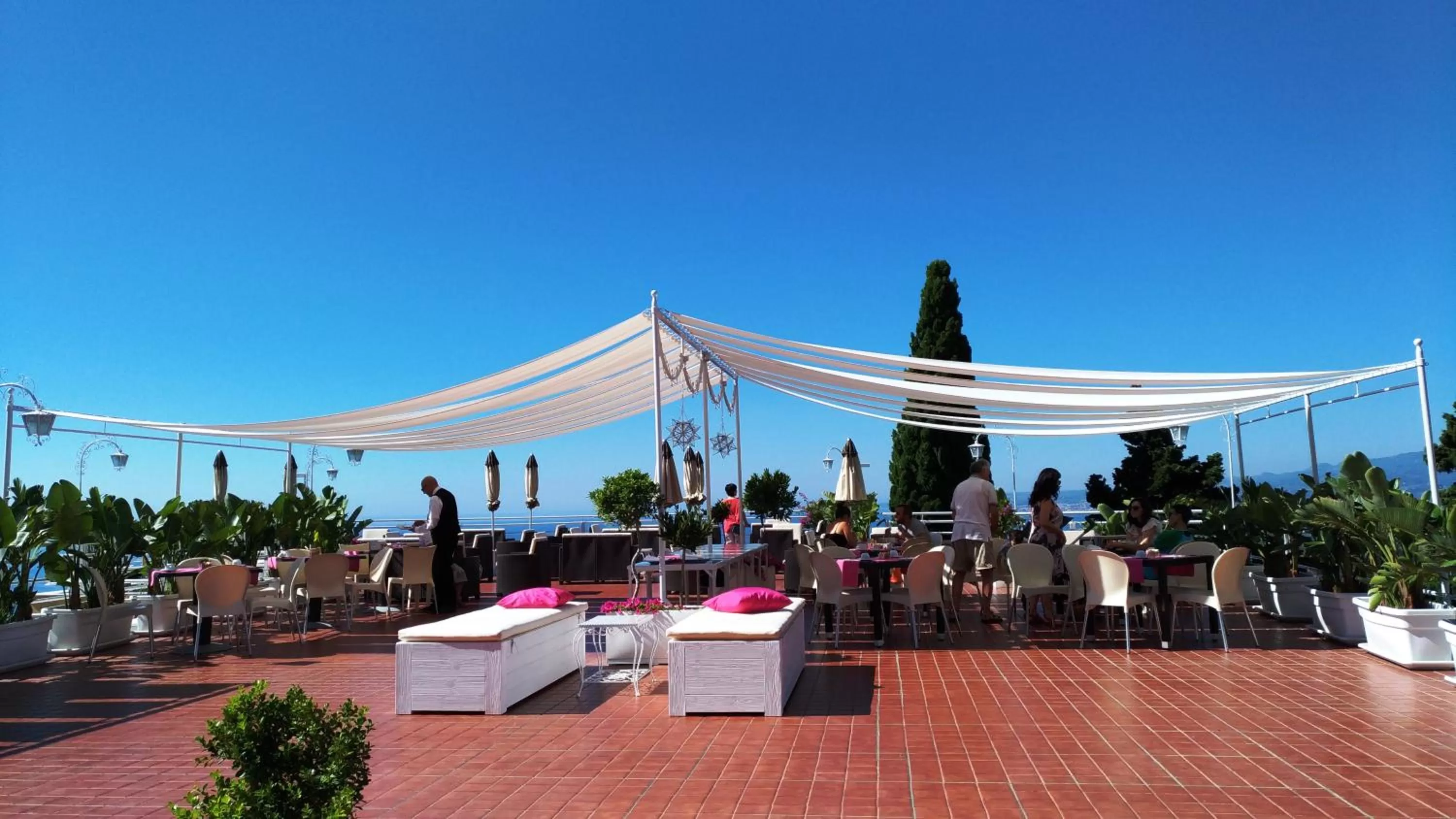 Restaurant/places to eat in Hotel Continental