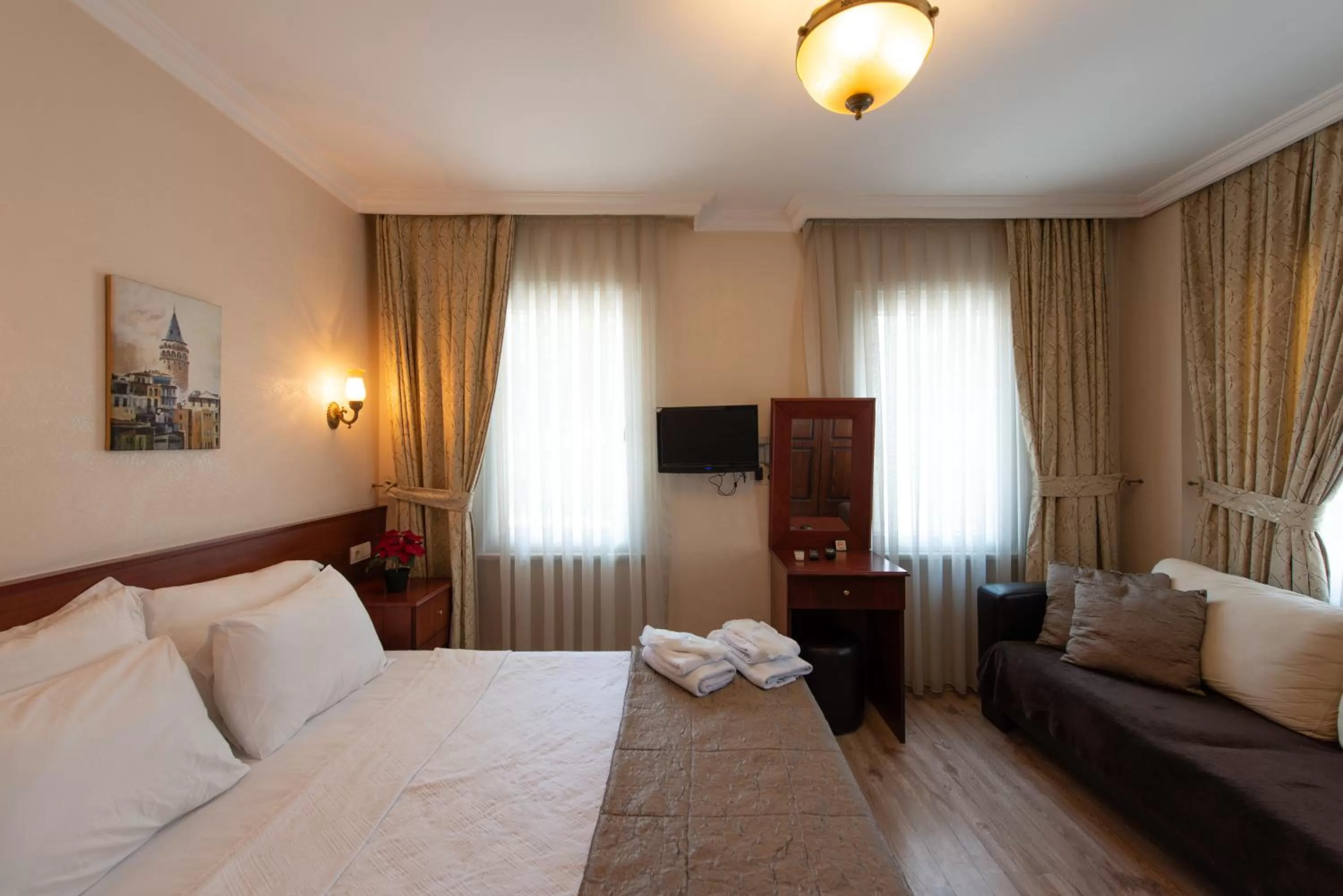 Photo of the whole room, Bed in Sultanahmet Cesme Hotel