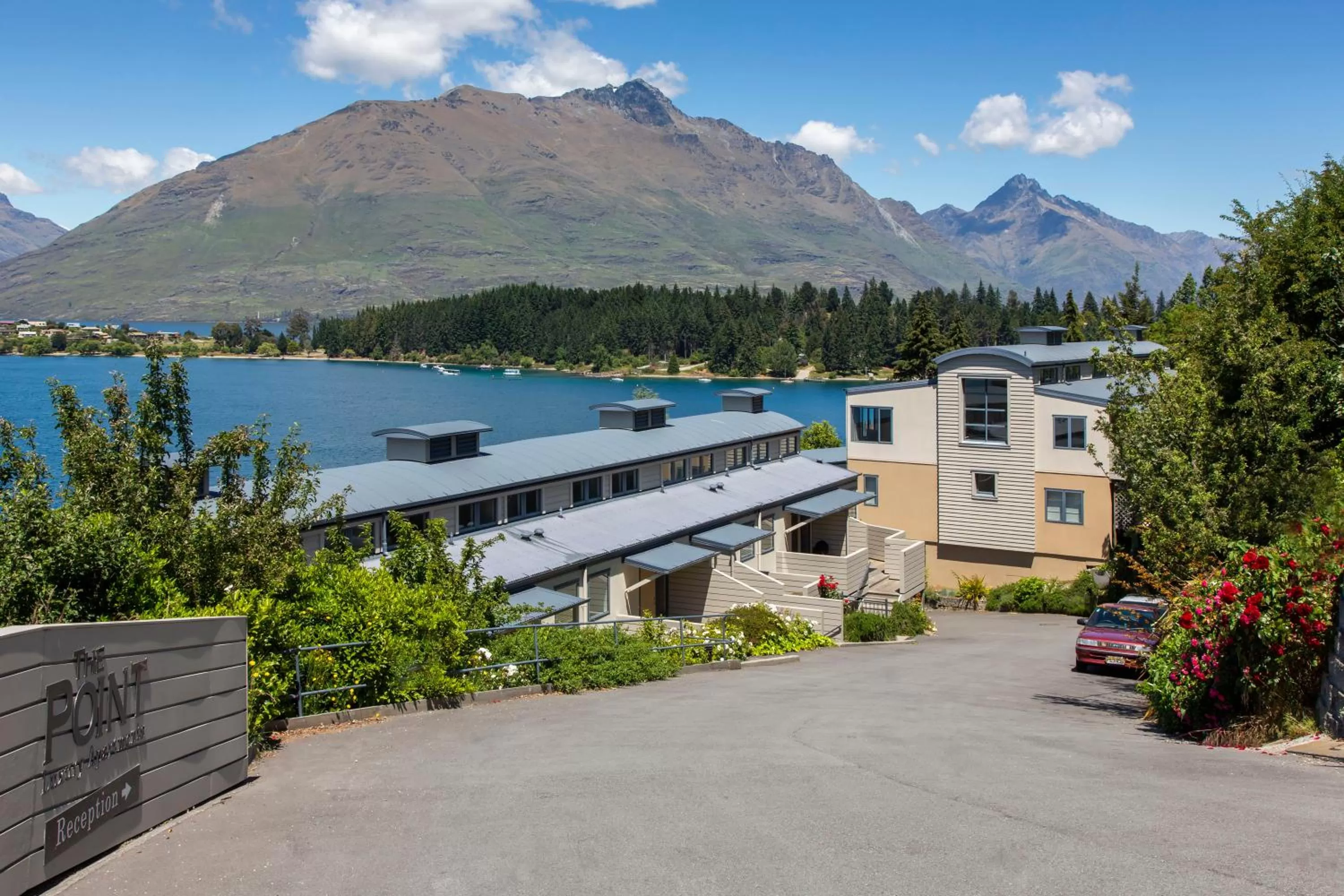 Facade/entrance in Mantra The Point