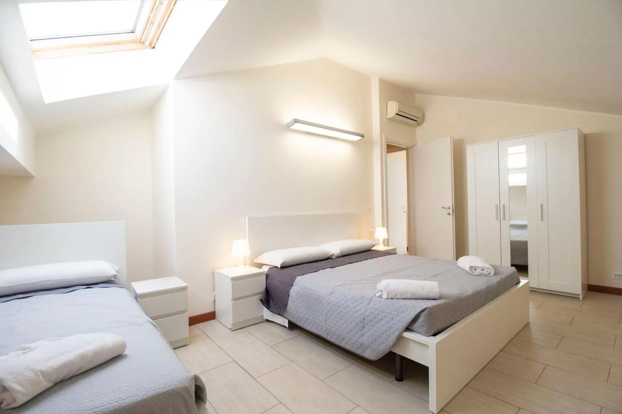 Bed in Royal Playa Suite and Apartament -private parking- self chek out