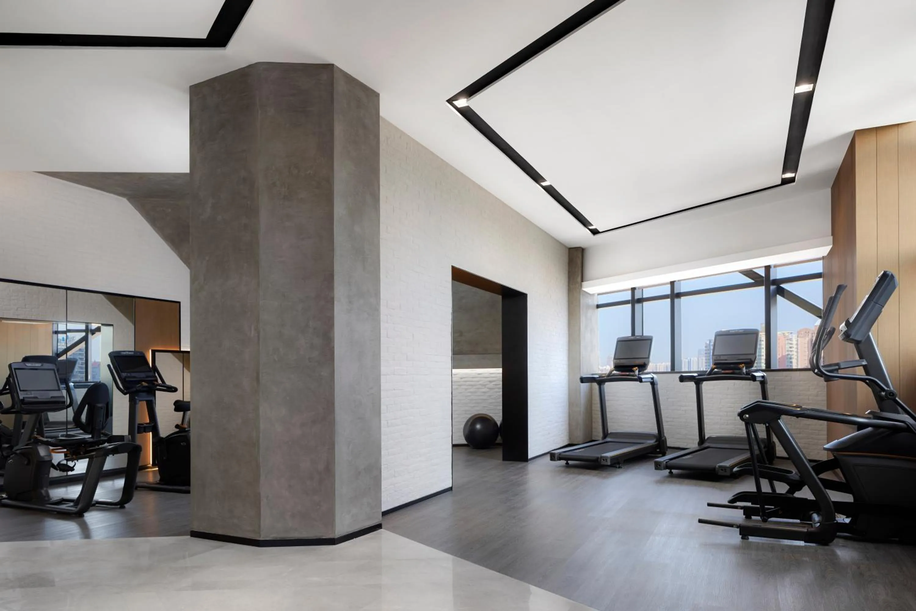 Fitness centre/facilities in Four Points by Sheraton Shenzhen Bao'an