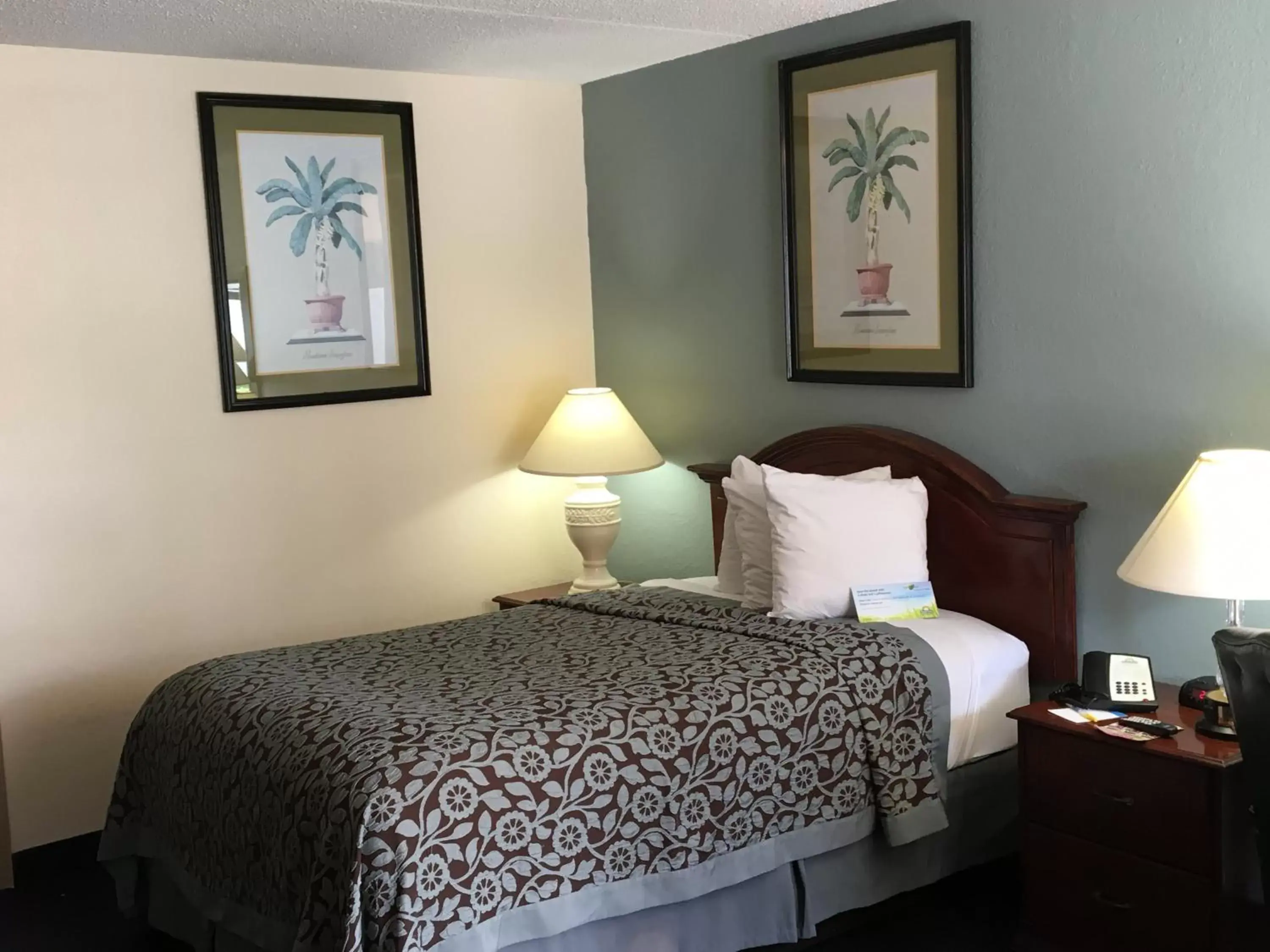 Double Room - Mobility Access/Non-Smoking in Days Inn by Wyndham Orlando Airport Florida Mall Double Room - Mobility Access/Non-Smoking in Days Inn by Wyndham Orlando Airport Florida Mall