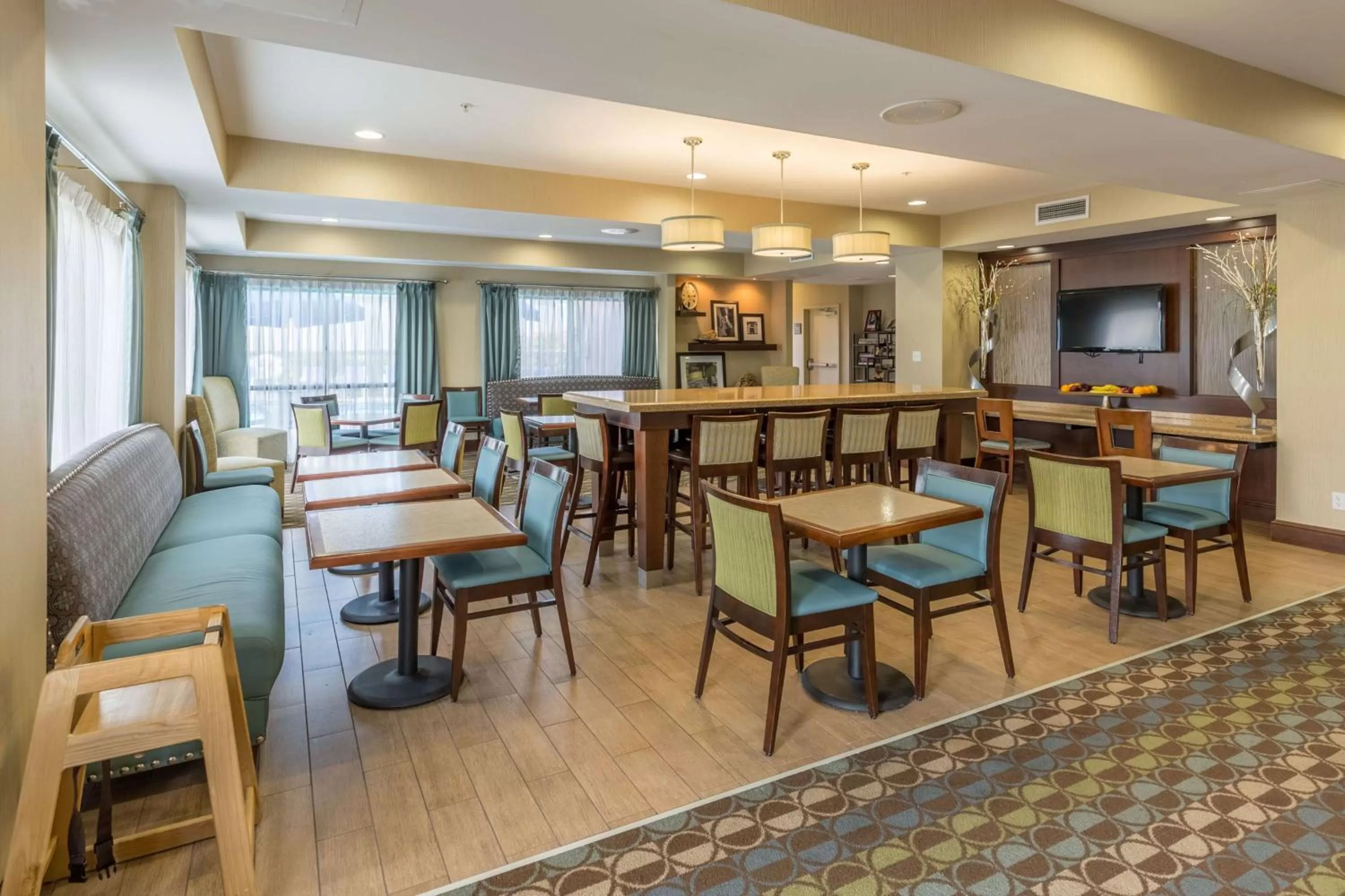 Dining area in Hampton Inn Owensboro