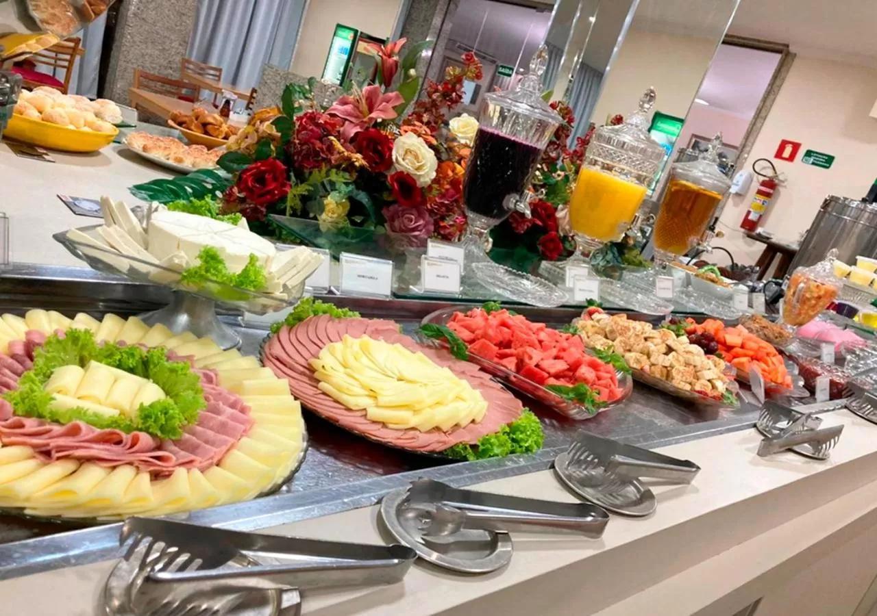 Breakfast in Hotel Golden Park Uberaba By Nacional Inn