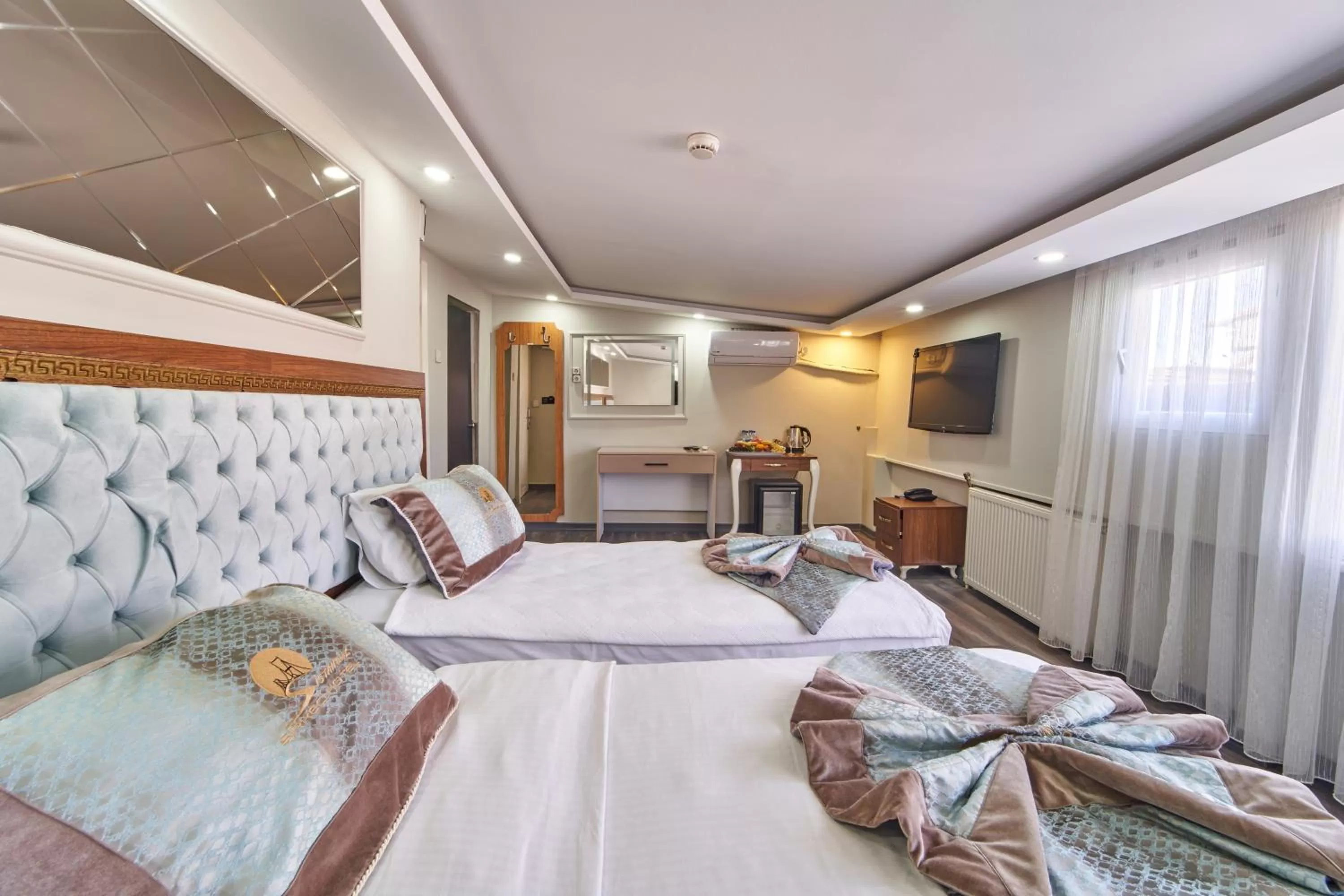 Photo of the whole room, Bed in Istanbul Sirkeci Hotel