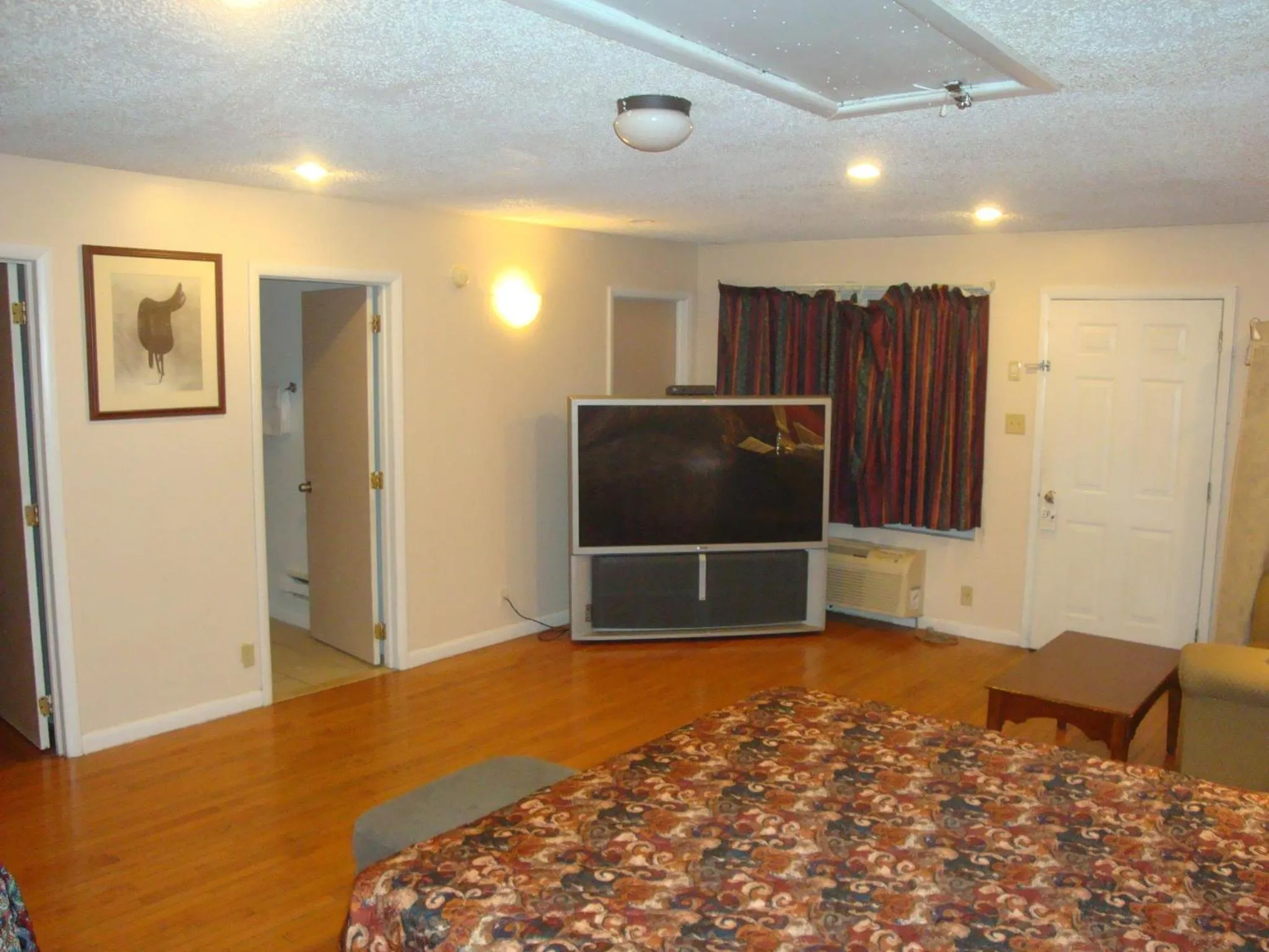 TV and multimedia, Bed in Economy Motel Inn and Suites Somers Point