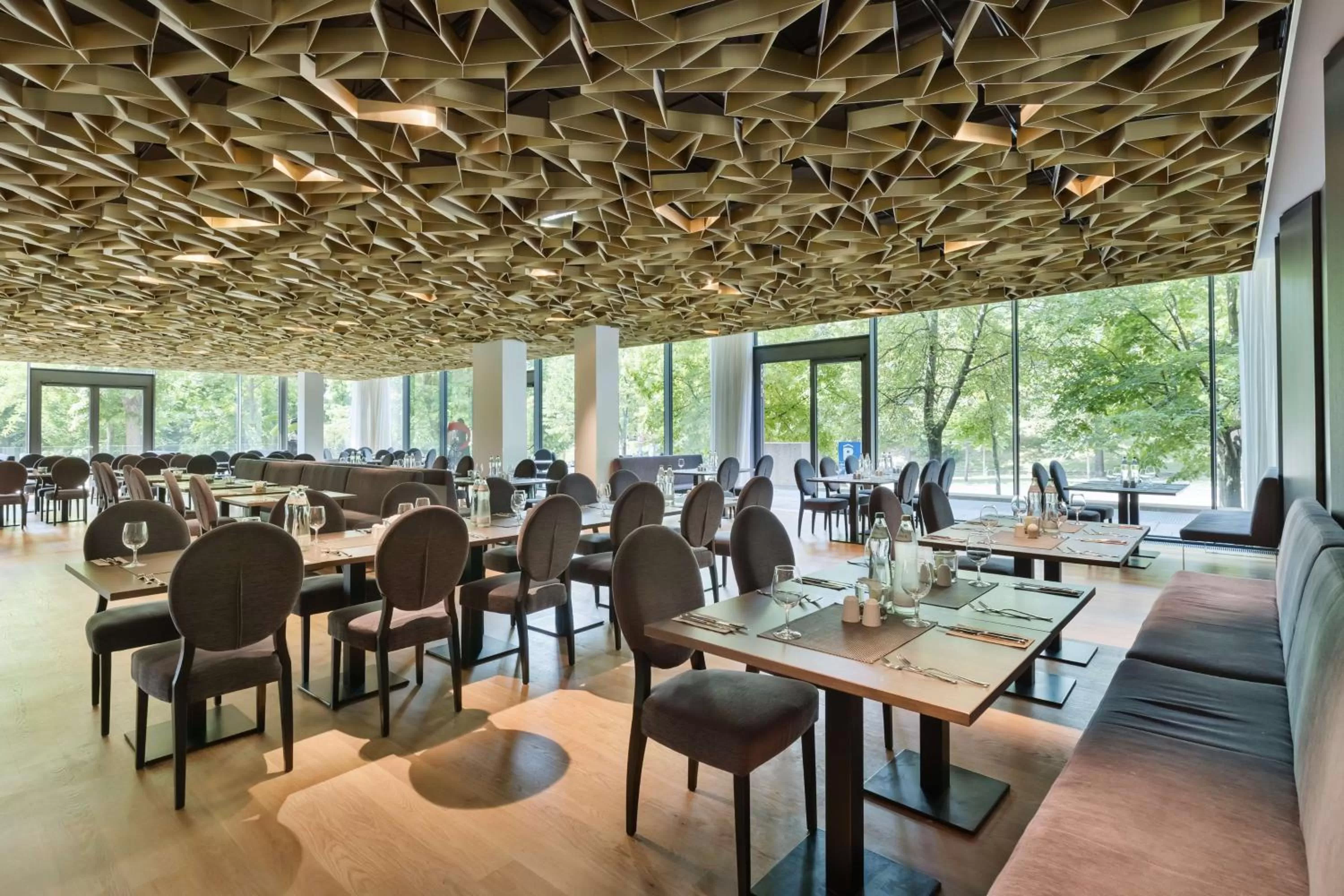 Restaurant/places to eat in Doubletree by Hilton Vienna Schonbrunn