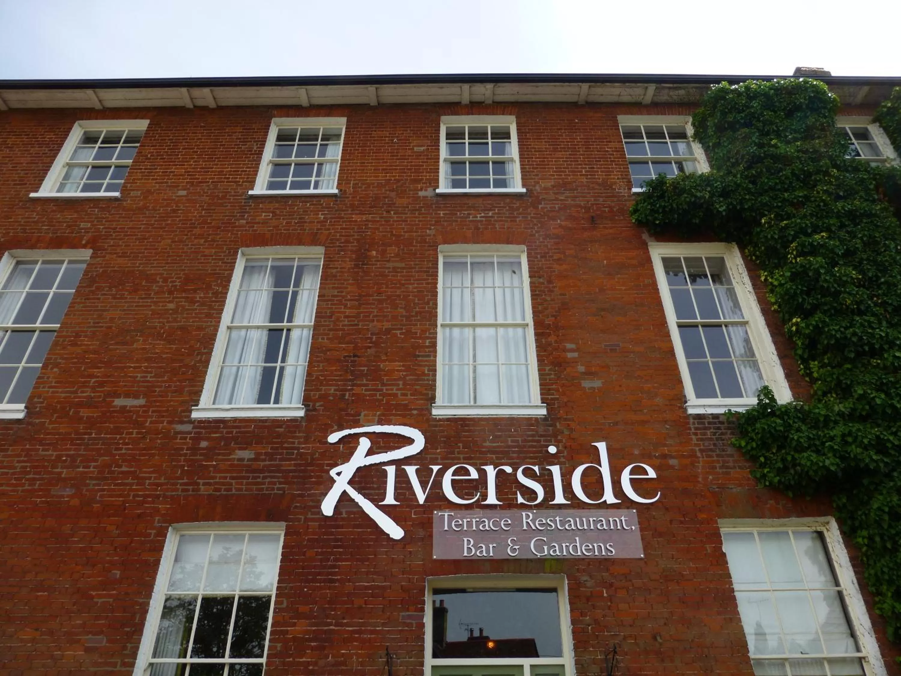 Facade/entrance in The Riverside House Hotel