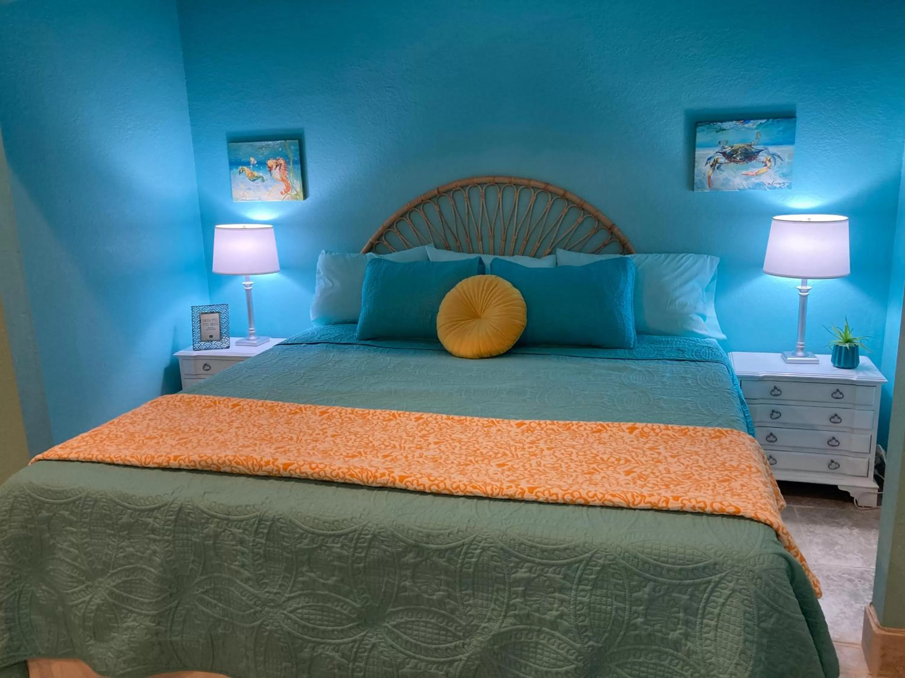Bed in 3Gulls Inn Ozona-Boutique Hotel-Steps from Restaurants & Brewery-SwimSpa Pool-Pet Friendly