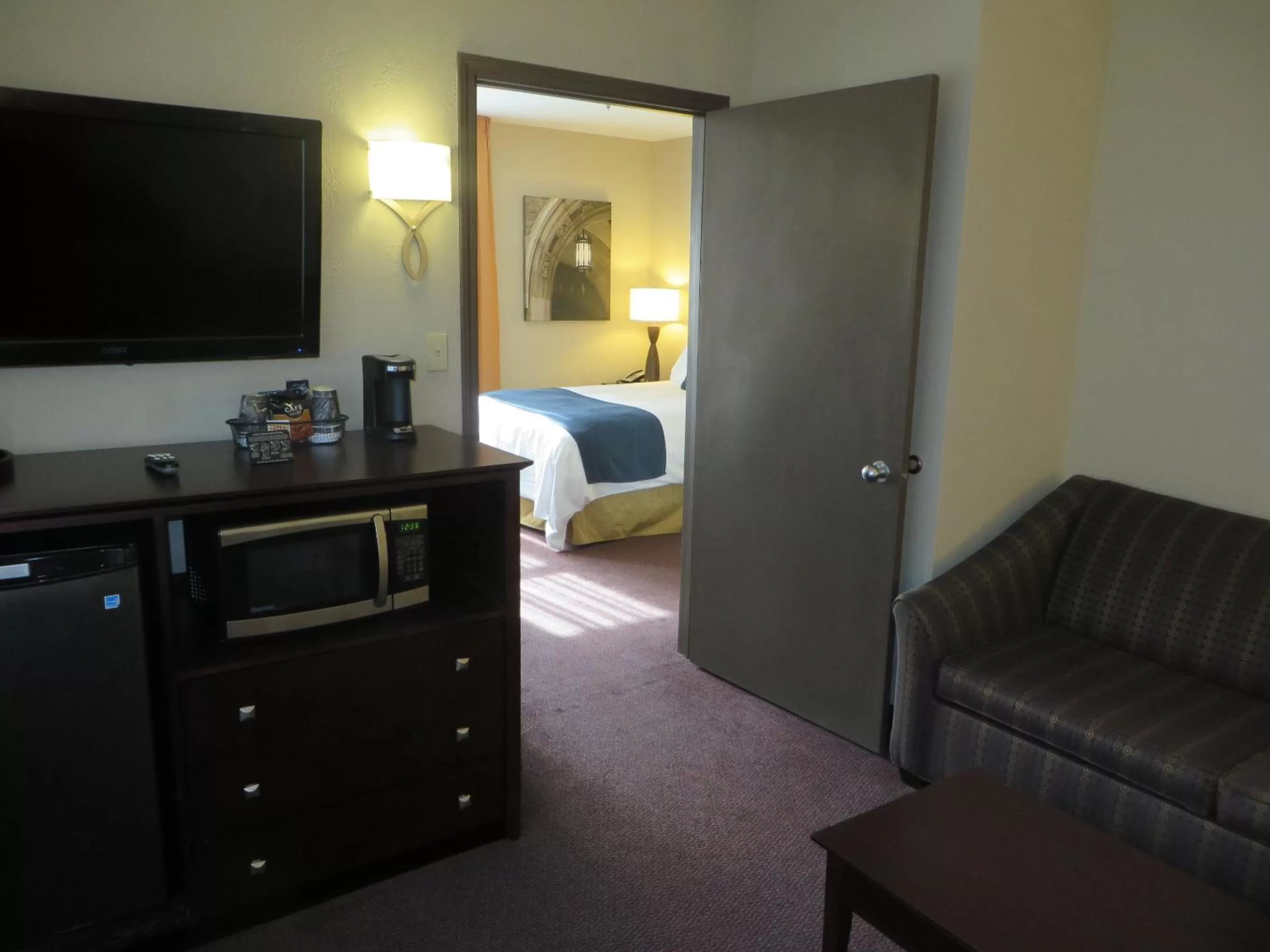 Living room, Bed in Ivy Court Inn and Suites