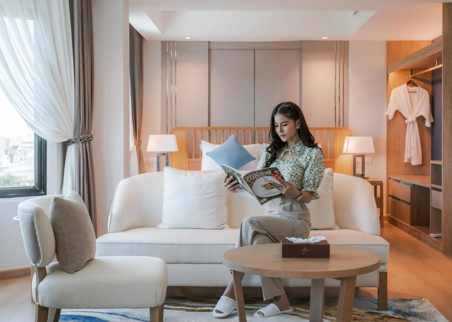 Seating area, Bed in The Grand Riverside Hotel