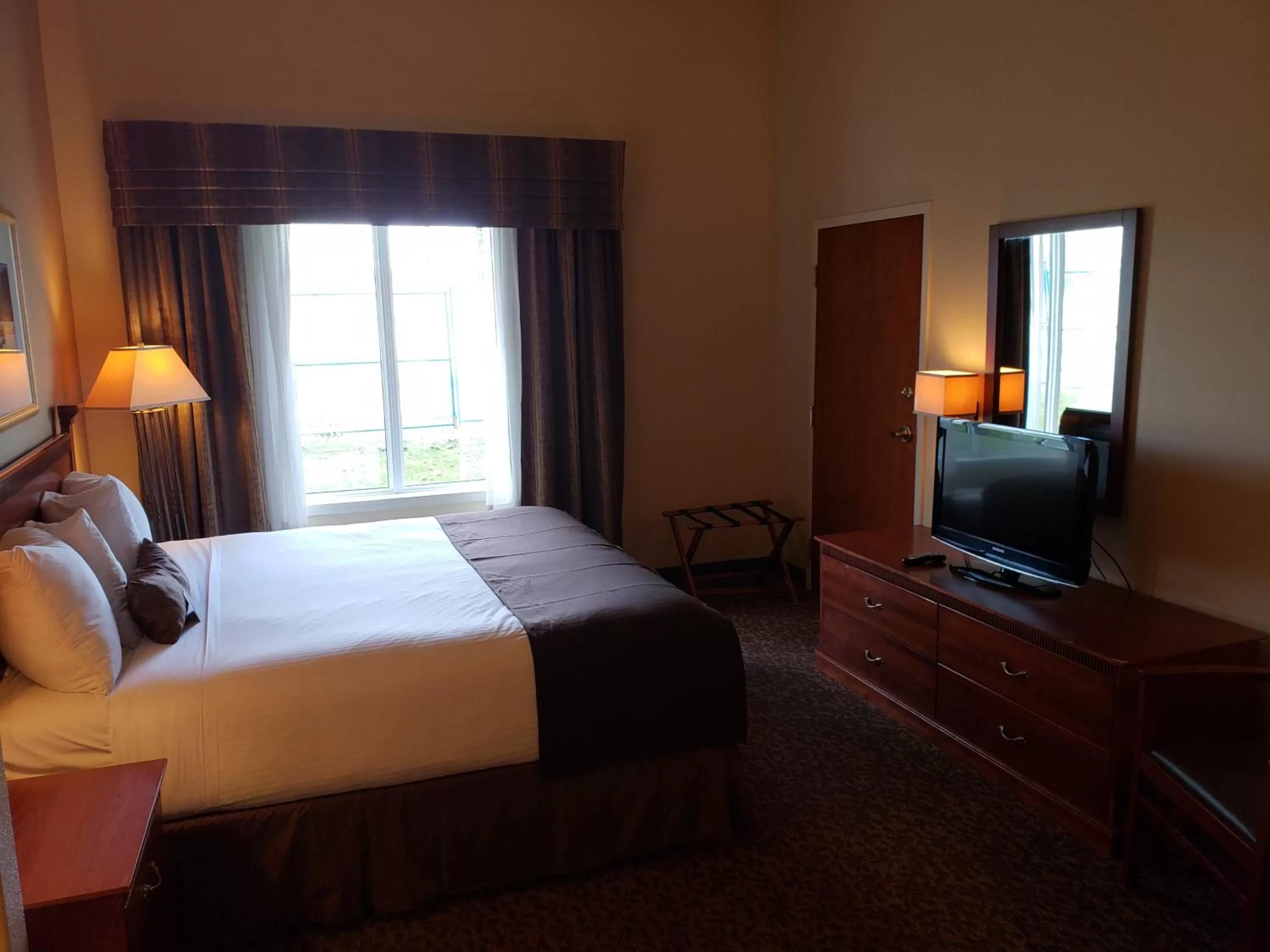 Bed in Wingate by Wyndham - Edmonton West