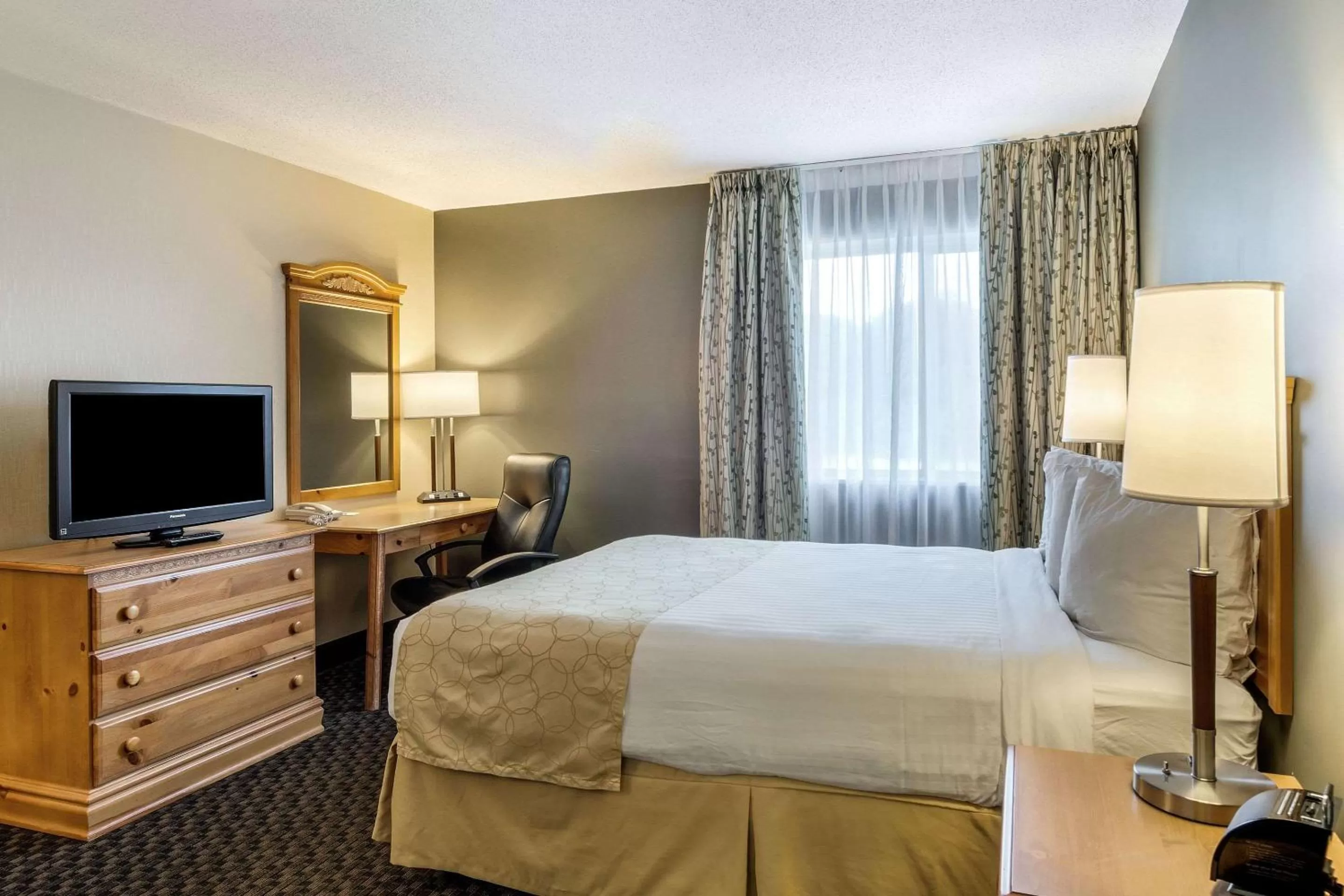 Photo of the whole room, Bed in Clarion Hotel Seekonk - Providence