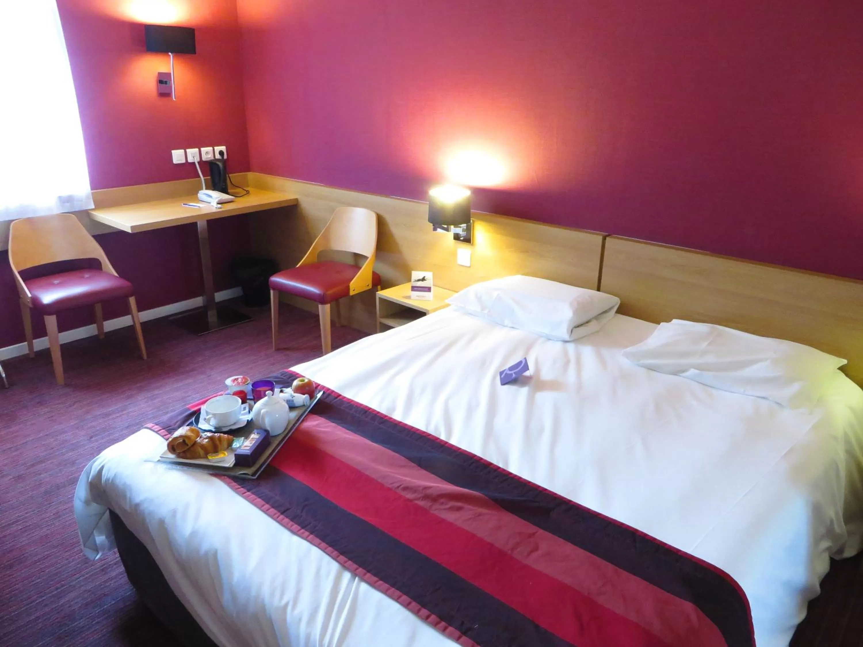 Photo of the whole room, Bed in Mercure Hexagone Luxeuil