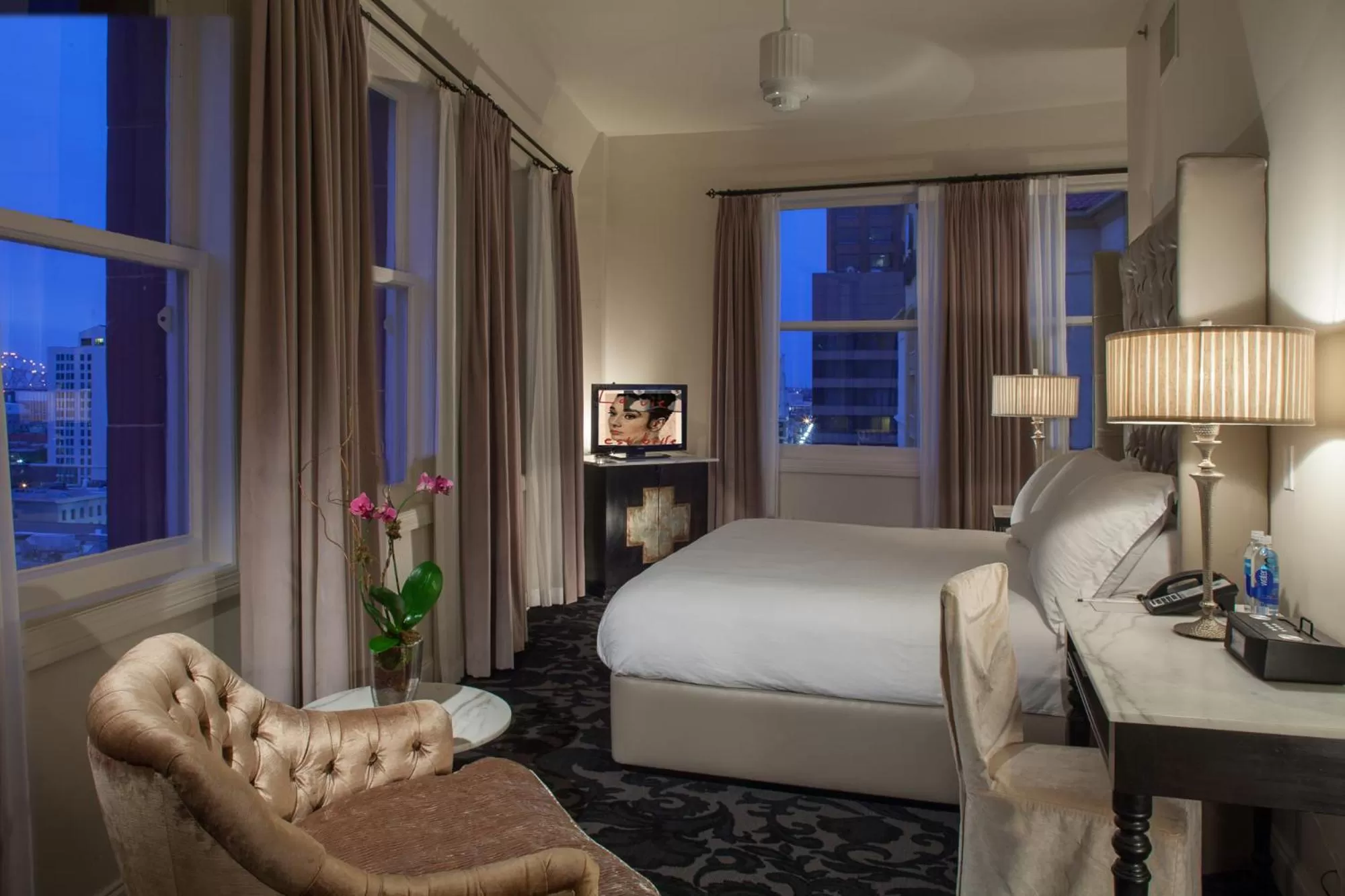 Seating area, Bed in International House Hotel