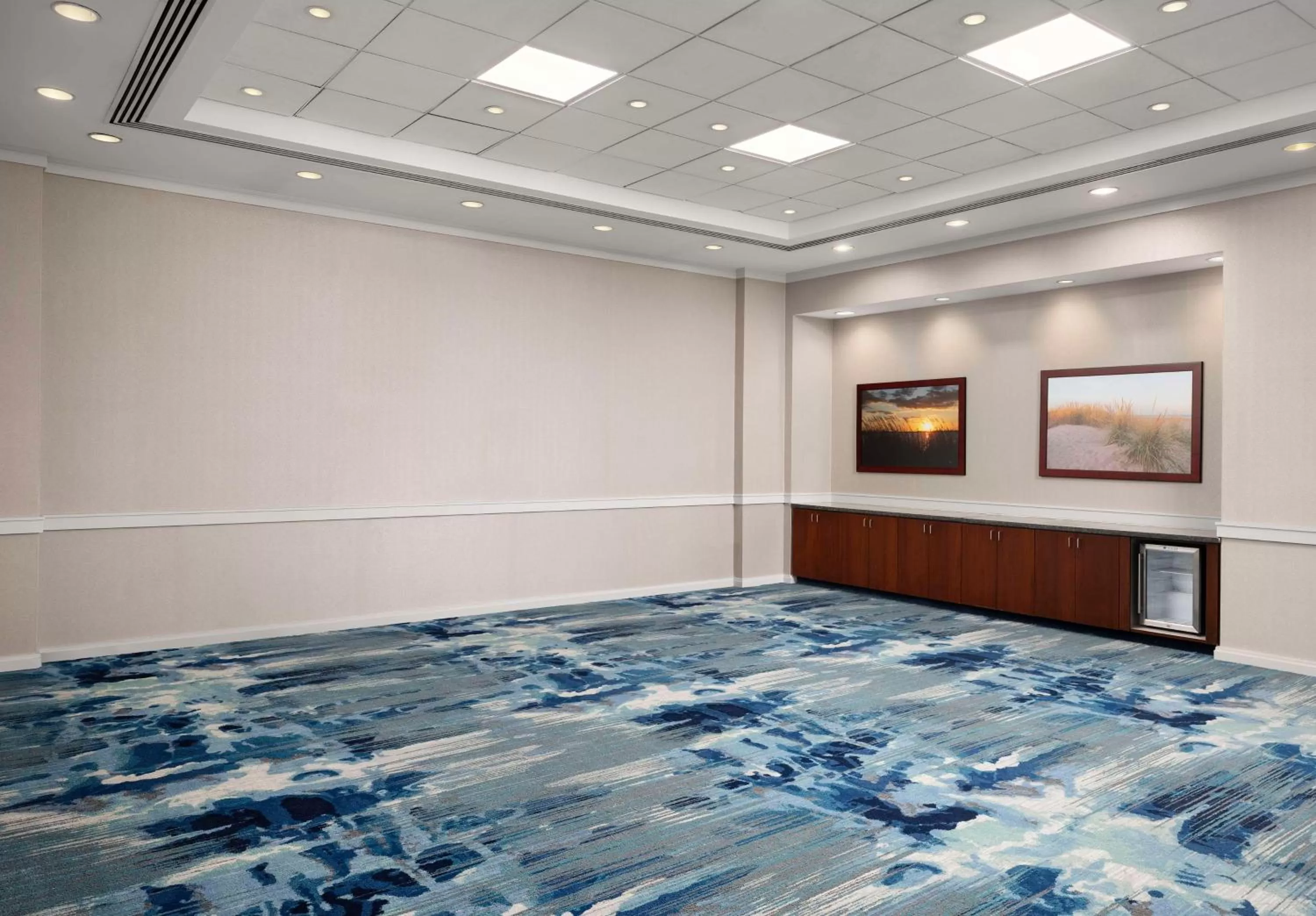 Meeting/conference room, Bed in Hilton Virginia Beach Oceanfront