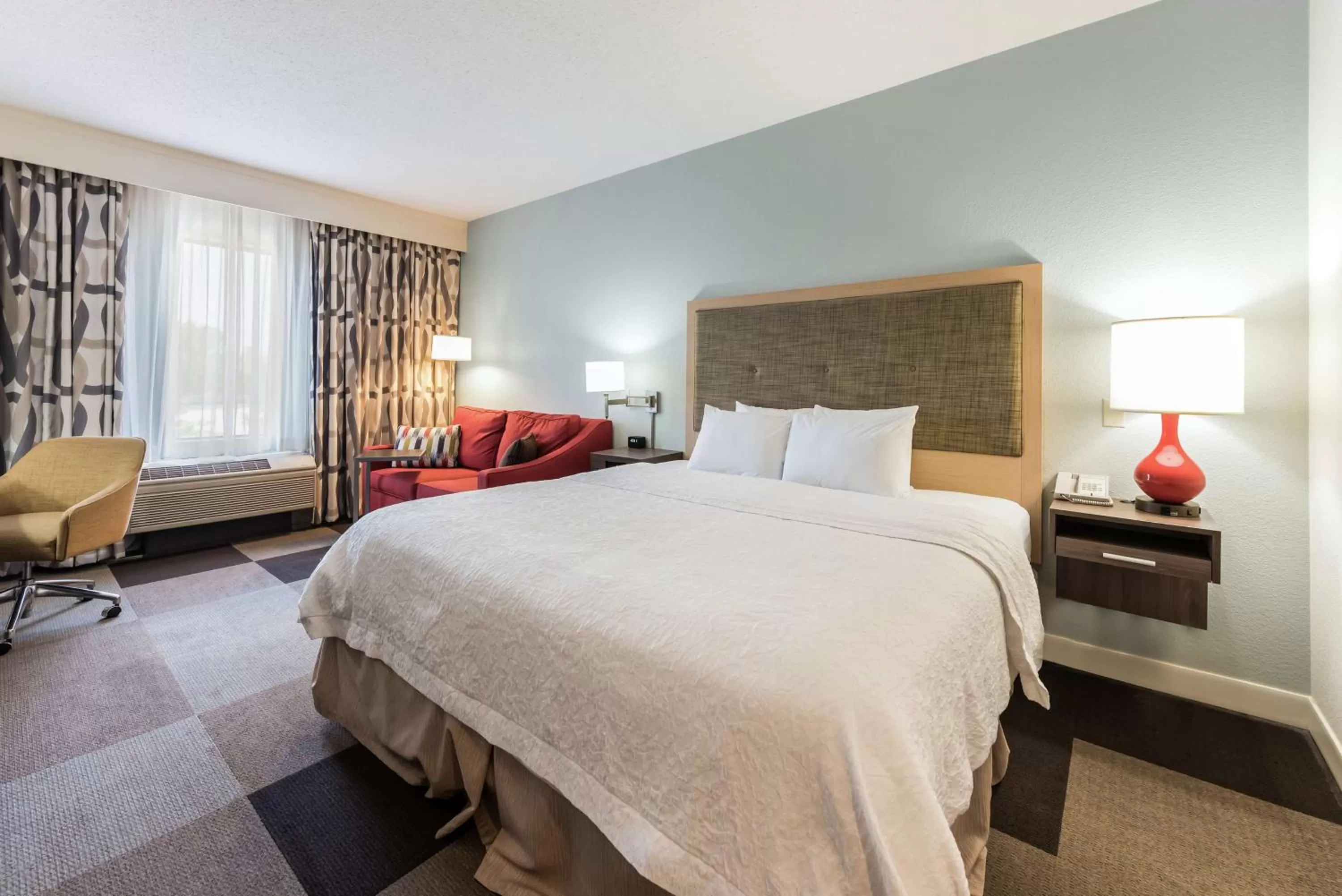 Living room, Bed in Hampton Inn Columbus I-70E/Hamilton Road