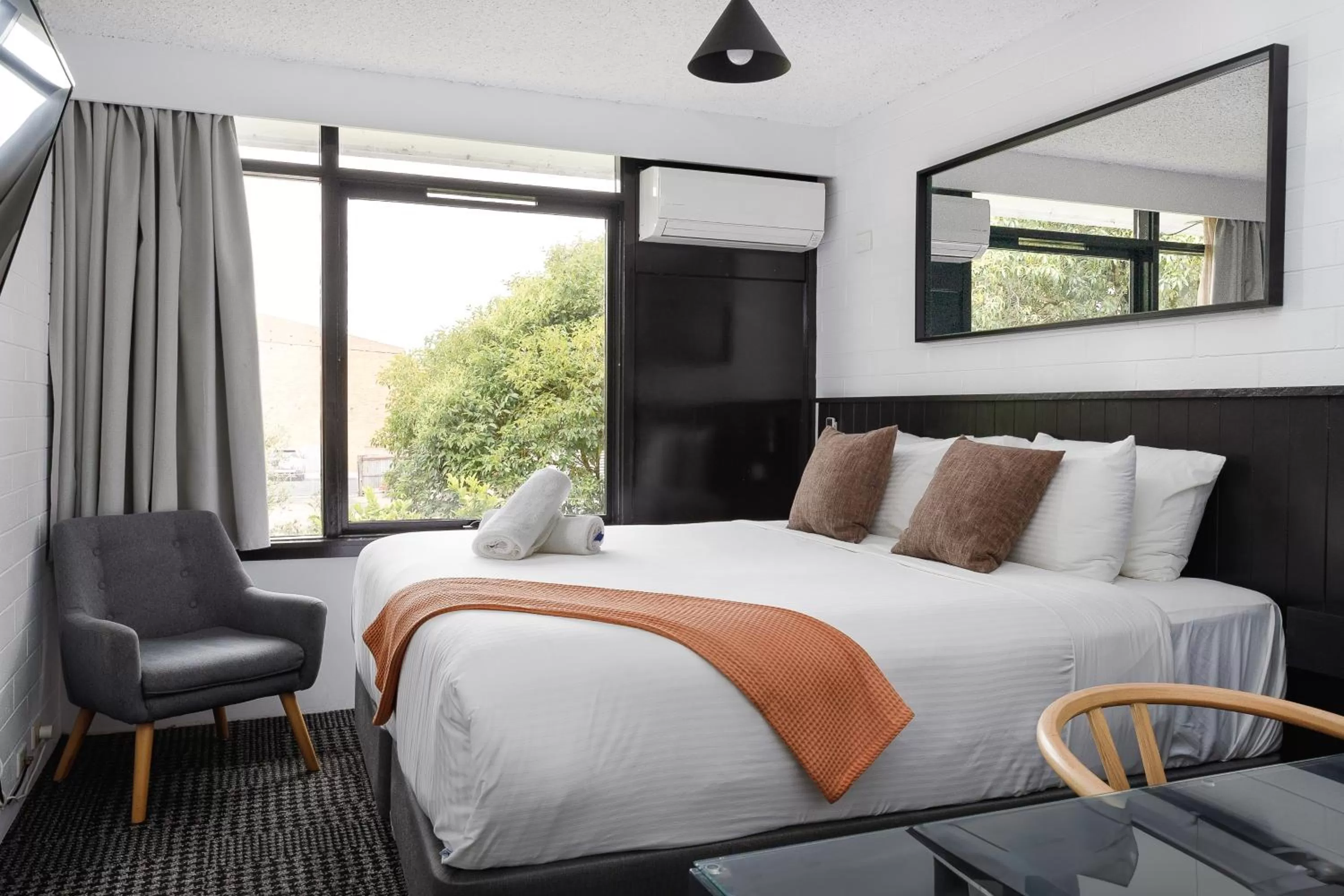 Bed in Midtown Motor Inn