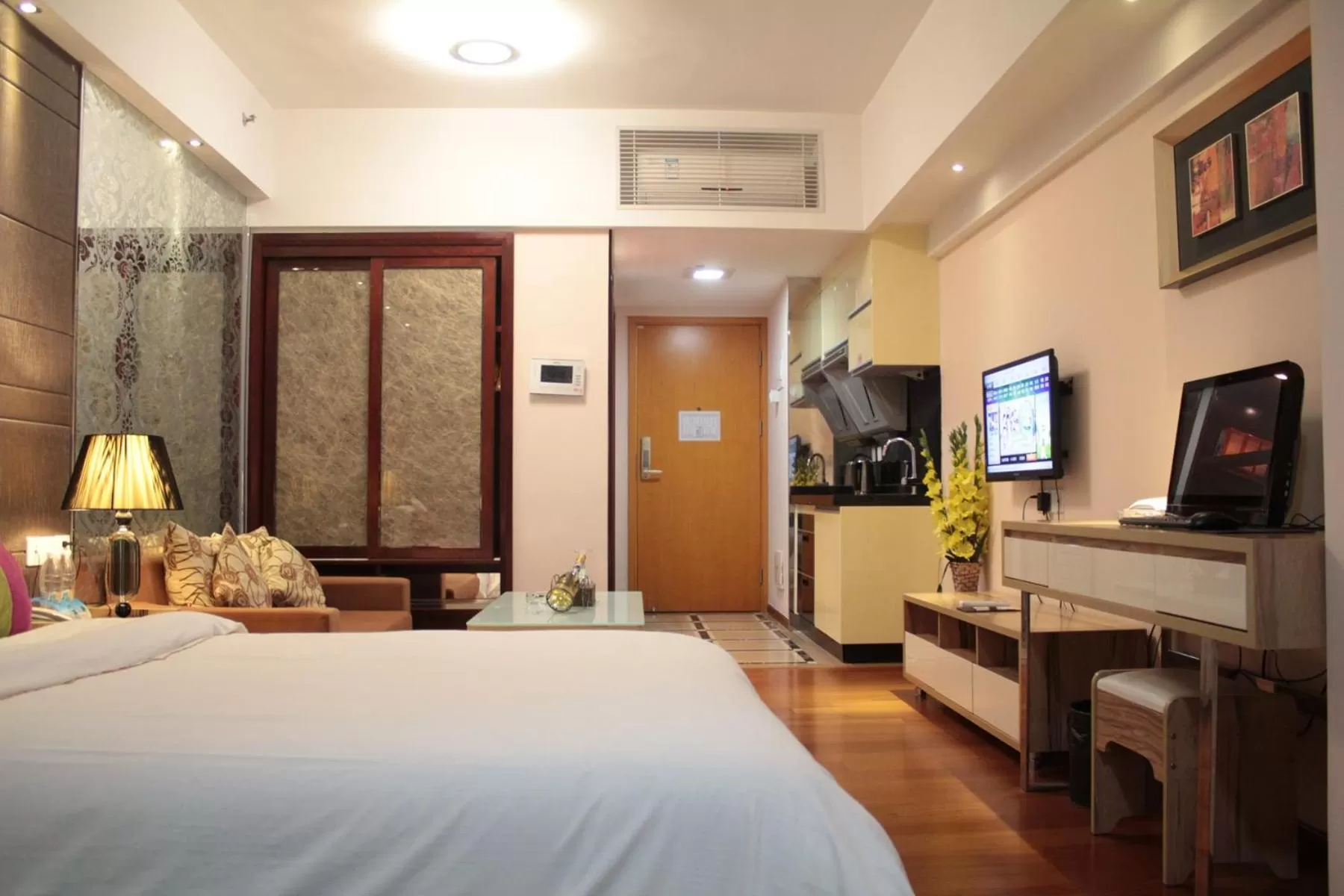 Photo of the whole room, Bed in Guangzhou Victory Apartment