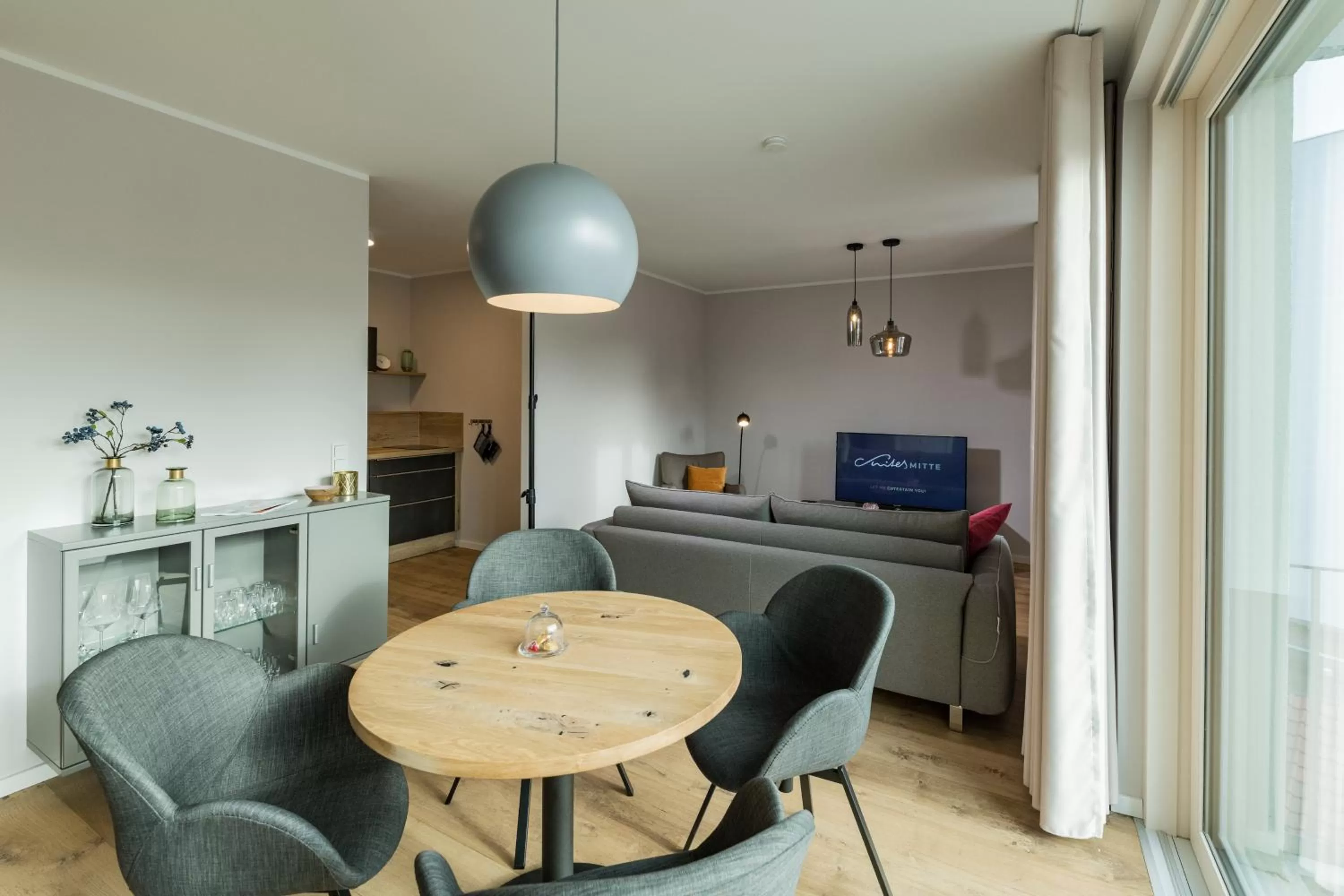 TV and multimedia, Dining Area in Suites MITTE - Aparthotel